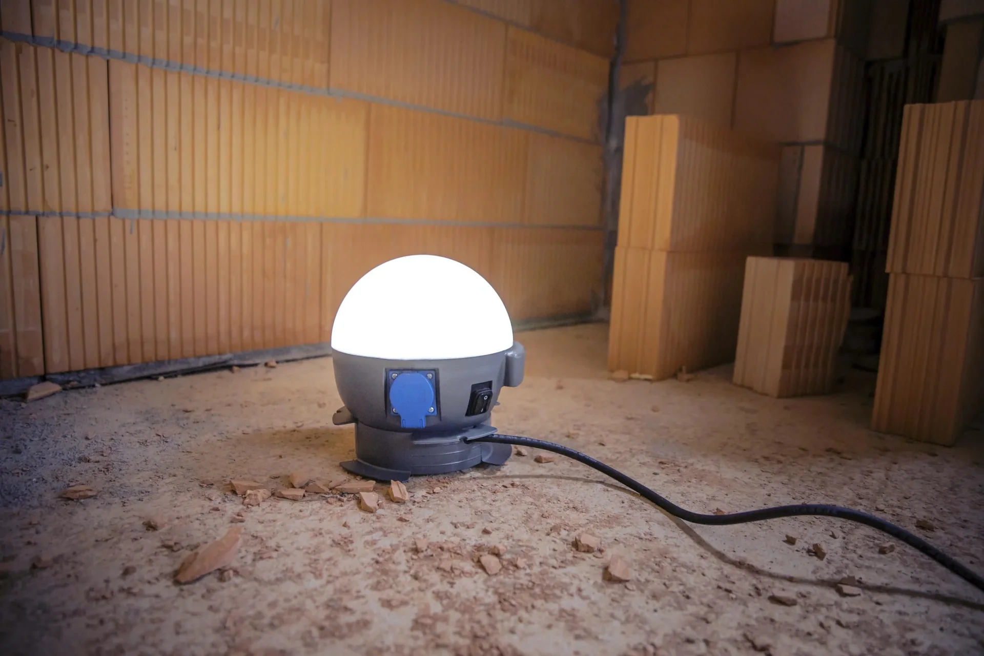 LED Arbeitsleuchte Future Ball 20W, mit Steckdose - 0