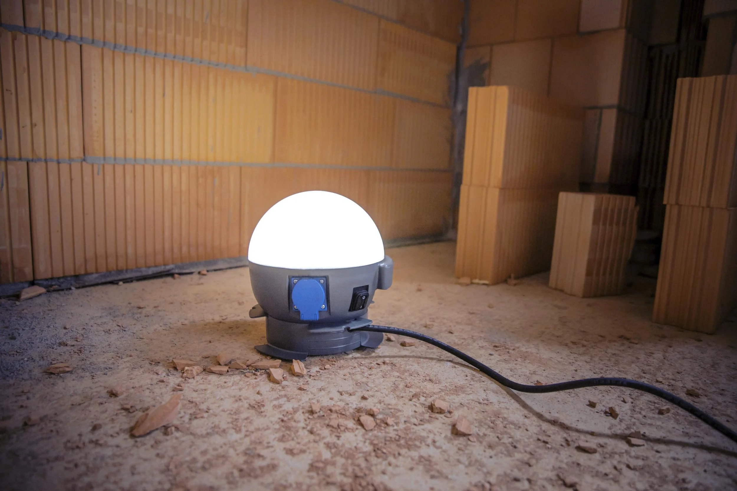 LED Arbeitsleuchte Future Ball 20W, mit Steckdose - 0