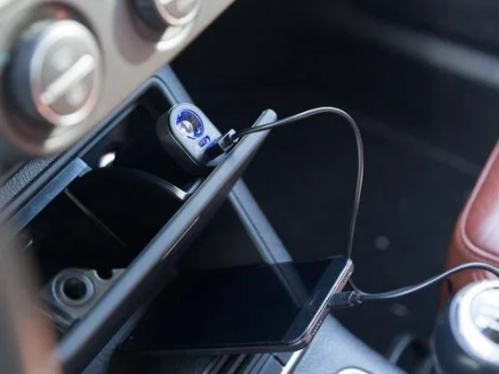 6-In-1 Autoladegerät / Powerbank / LED-Taschenlampe / Sicherheitsgurtschneider / Notfallhammer - 0