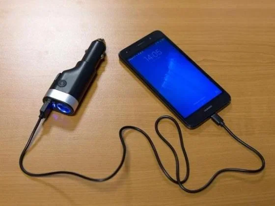 6-In-1 Autoladegerät / Powerbank / LED-Taschenlampe / Sicherheitsgurtschneider / Notfallhammer - 3