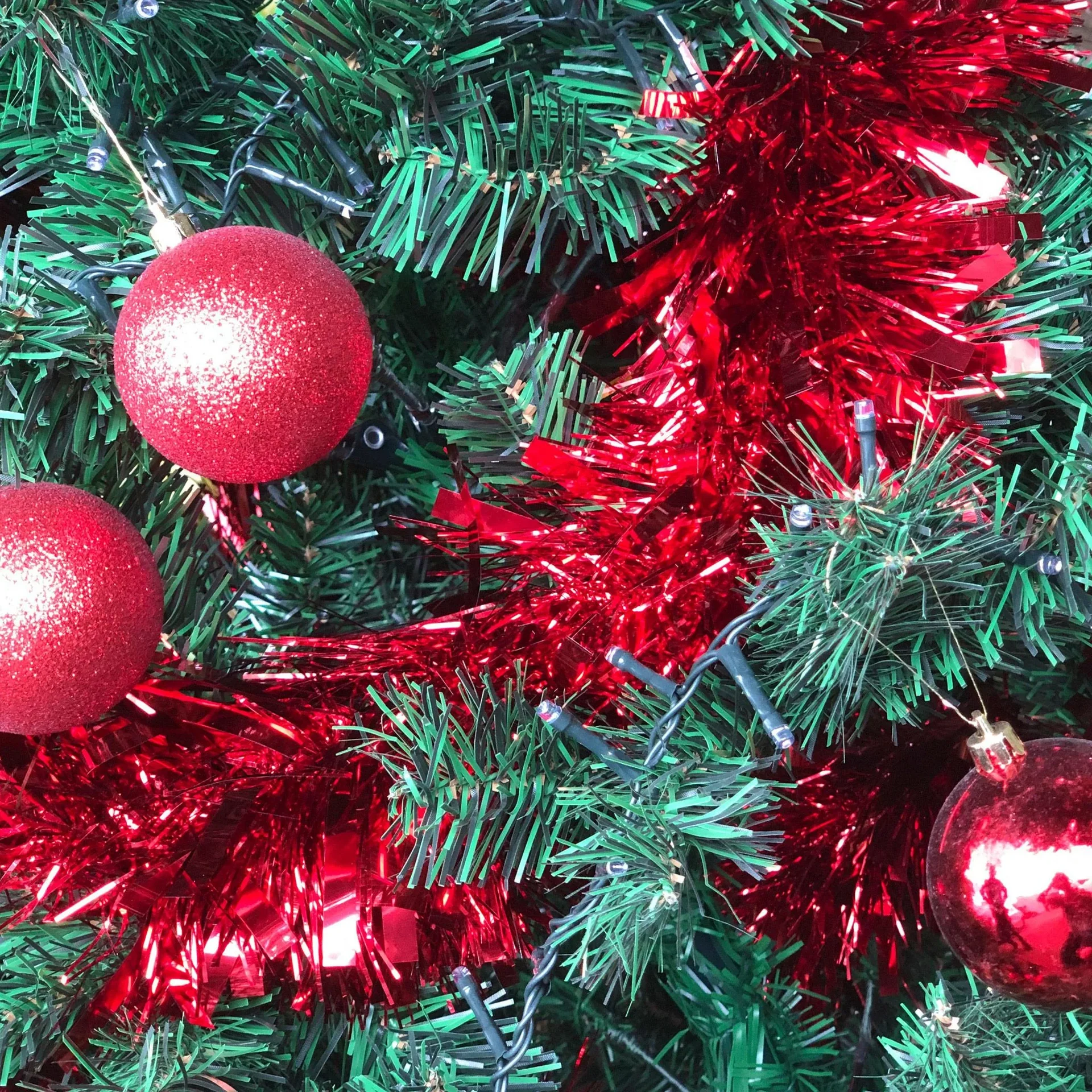 Schwarzwälder Weihnachtsbaum-Paket 150cm Rot + Weihnachtskugeln + Weihnachtsbeleuchtung + Weihnachtsgirlande + Spitze - 2
