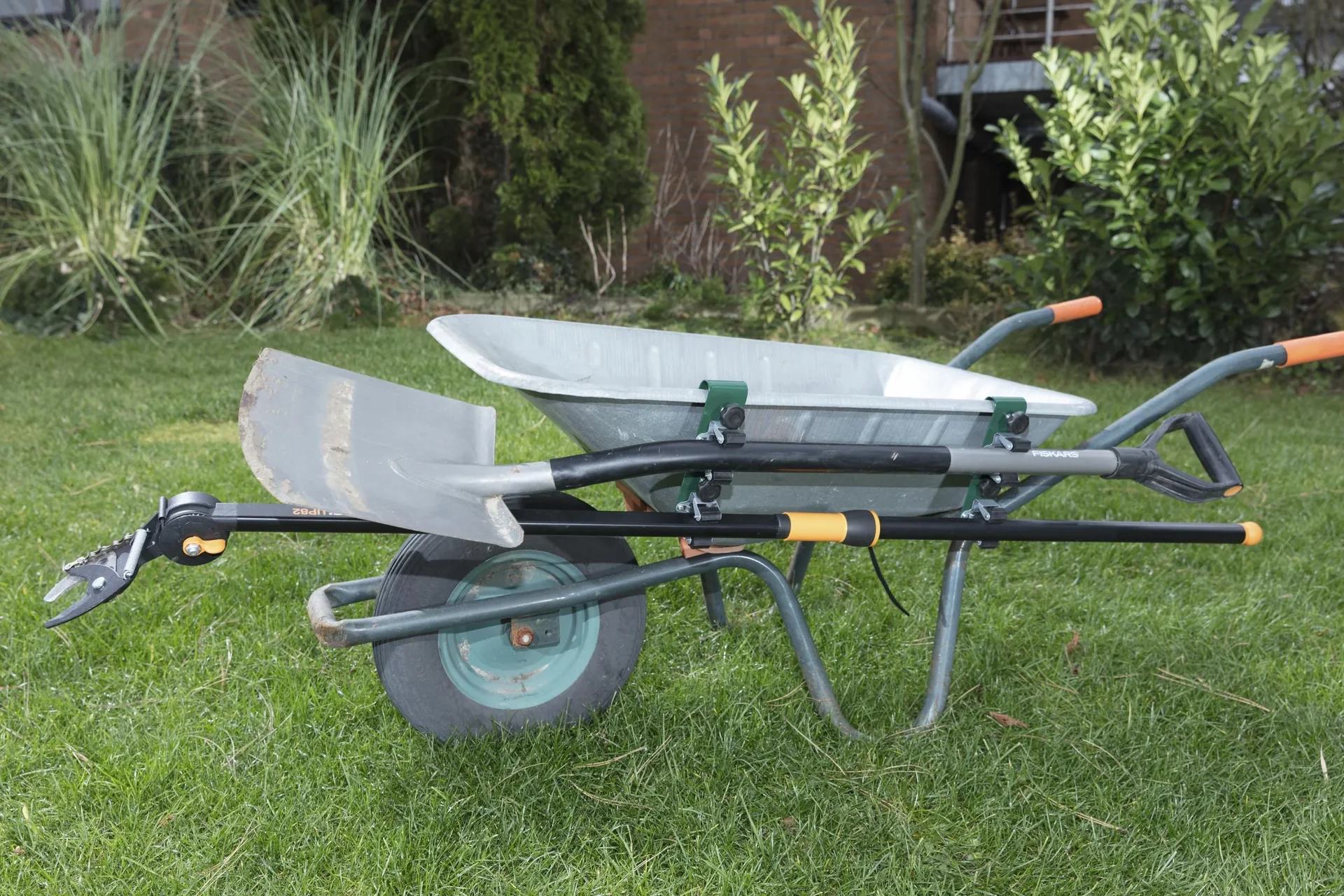 Gartengeräte Schubkarrenhalterung bis max. 20 mm Schubkarrenrandbreite, LxB 190x50 mm, Gewicht 500 g - 1