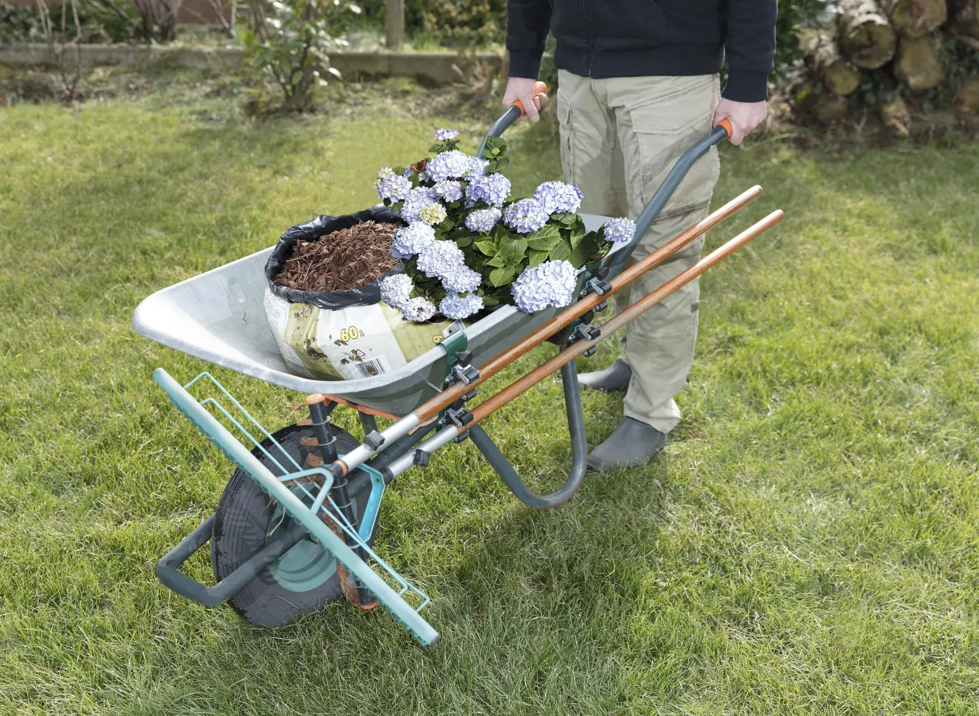 Gartengeräte Schubkarrenhalterung bis max. 20 mm Schubkarrenrandbreite, LxB 190x50 mm, Gewicht 500 g - 2