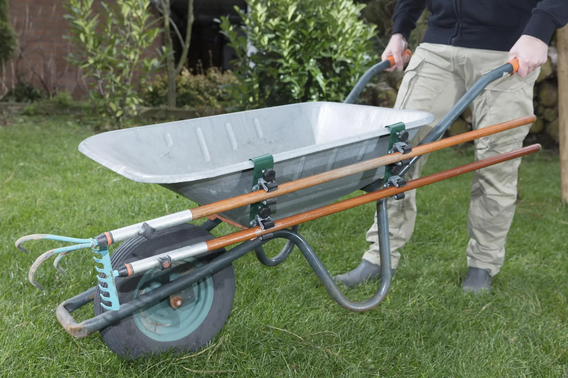 Gartengeräte Schubkarrenhalterung bis max. 20 mm Schubkarrenrandbreite, LxB 190x50 mm, Gewicht 500 g - 3