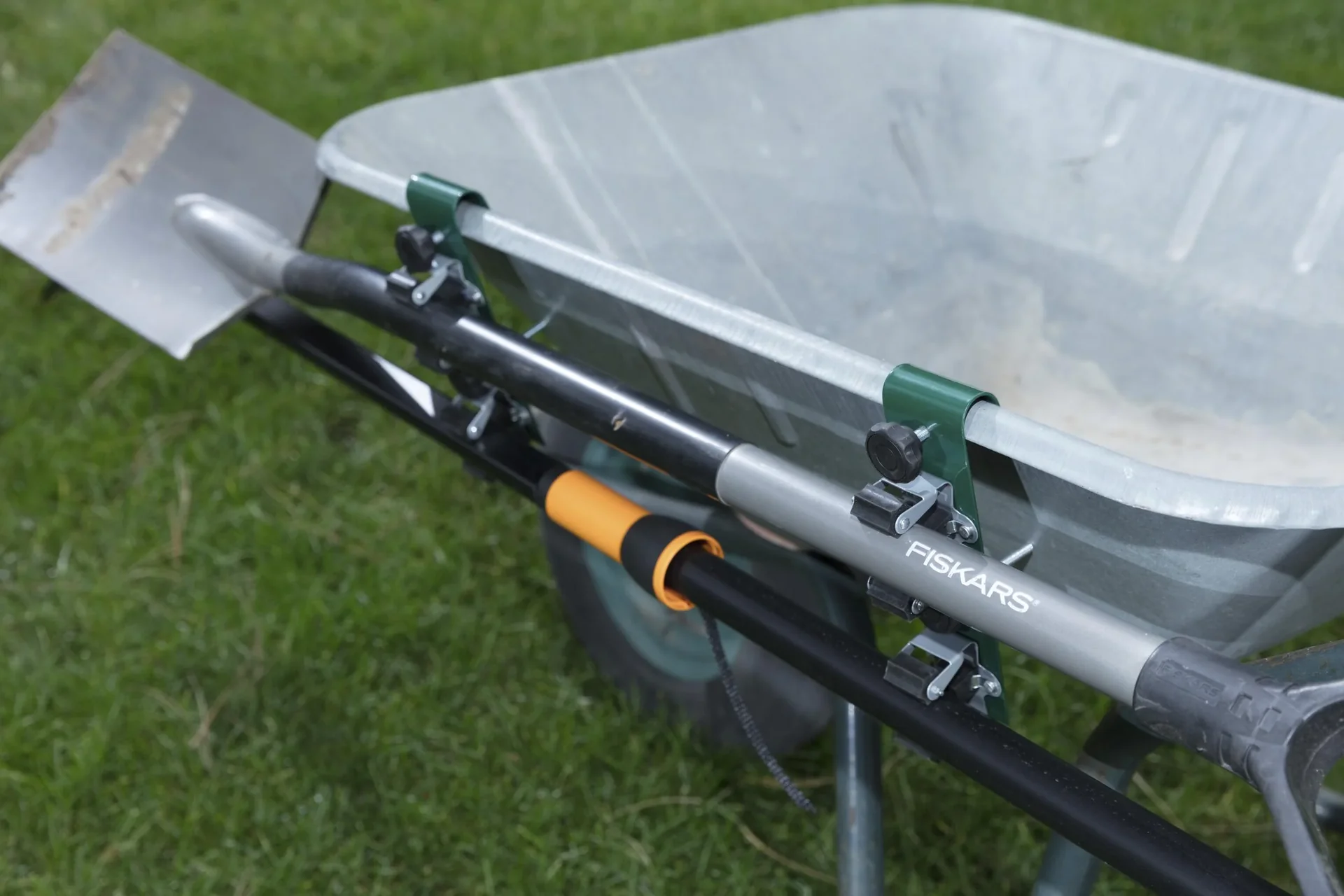 Gartengeräte Schubkarrenhalterung bis max. 20 mm Schubkarrenrandbreite, LxB 190x50 mm, Gewicht 500 g - 8