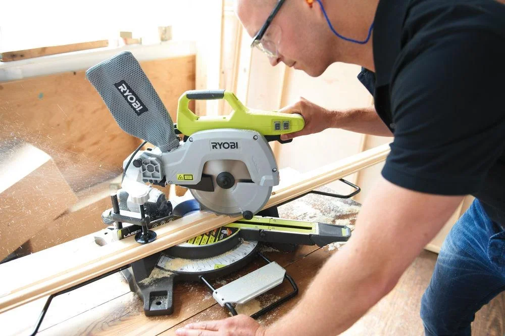 Kapp- und Gehrungssäge mit Zugfunktion, 1500 Watt, Sägeblattdurchmesser 216 mm - 1