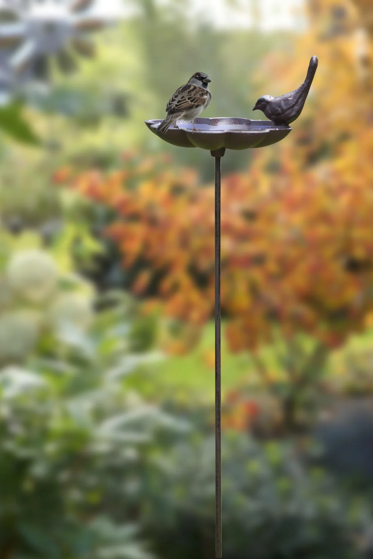 Vogeltränke mit Erdspieß, Gusseisen, Vogeldesign - 1