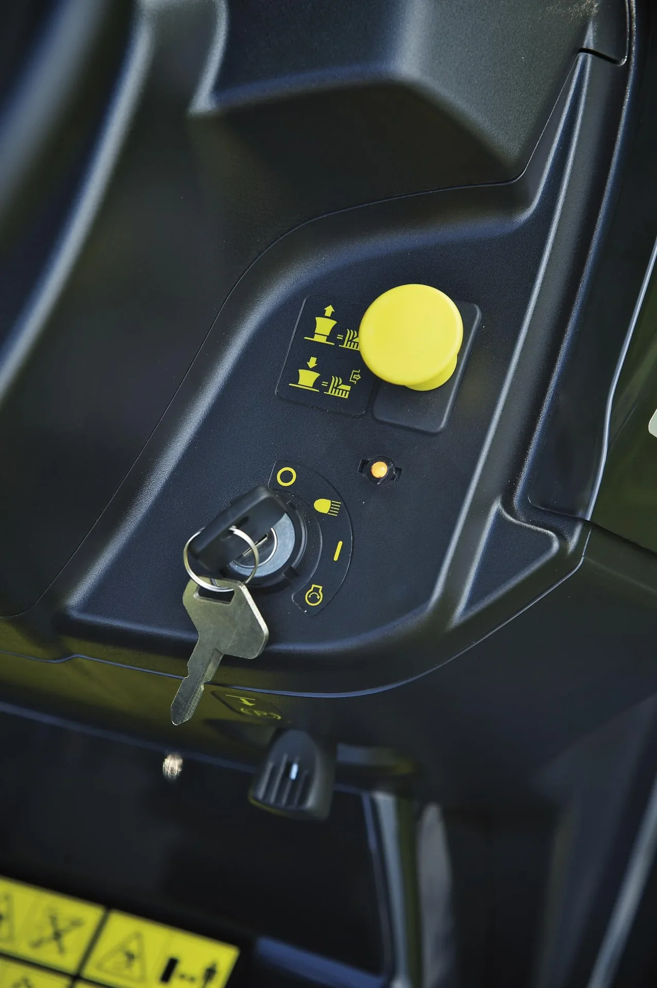 Rasentraktor "RTW 84 HC S", inklusive Abdeckhaube - 1