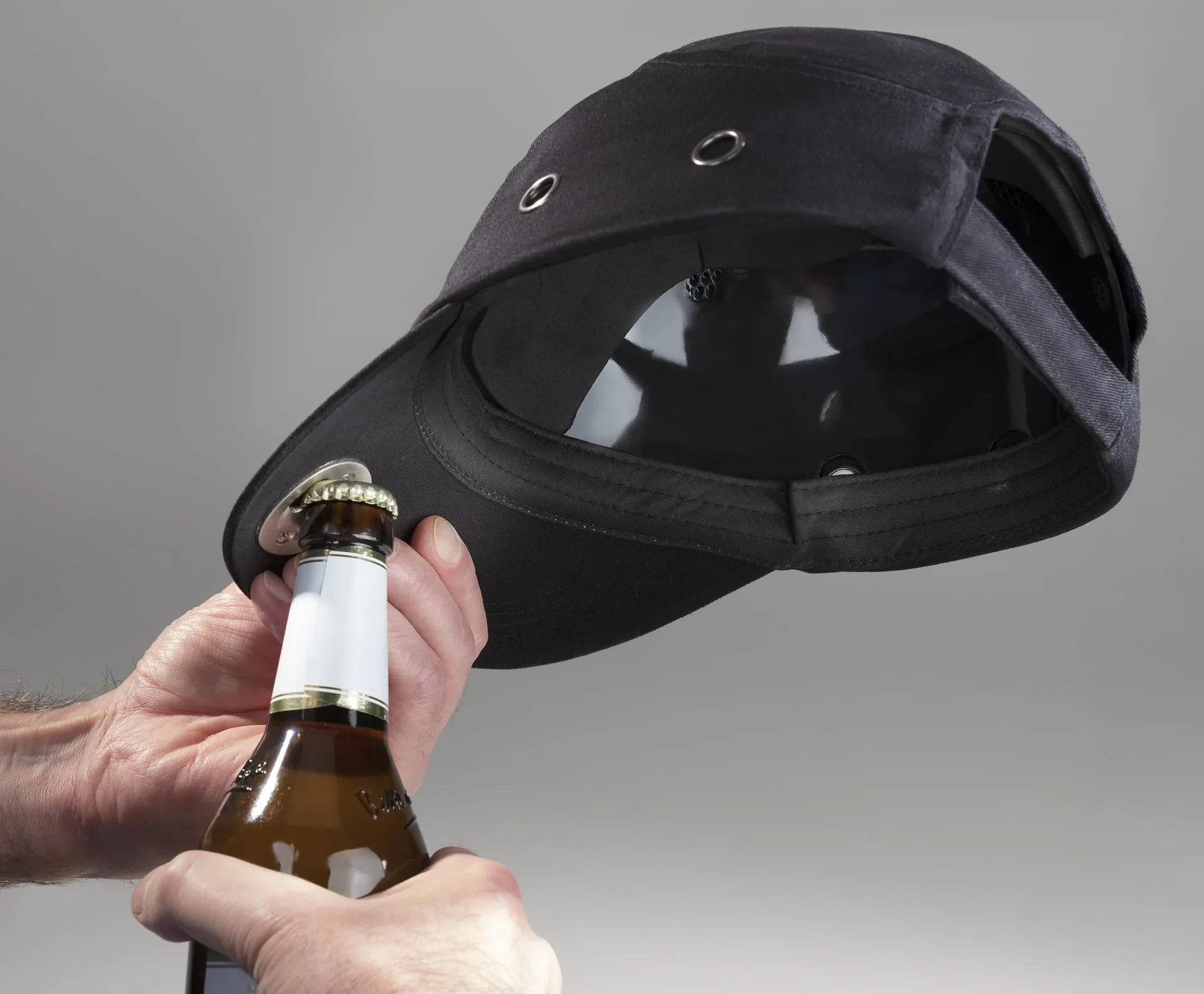 Sicherheitskappe schwarz mit integriertem Flaschenöffner - 4