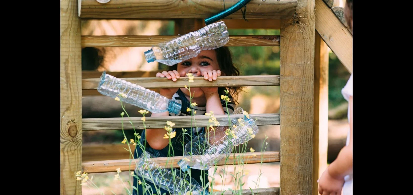 Discovery Spielhaus Outdoor-Spielhaus für Kinder aus Holz, Kletterrampe, Rutsche, Pflanzkübel, Malscheibe, natur - 1