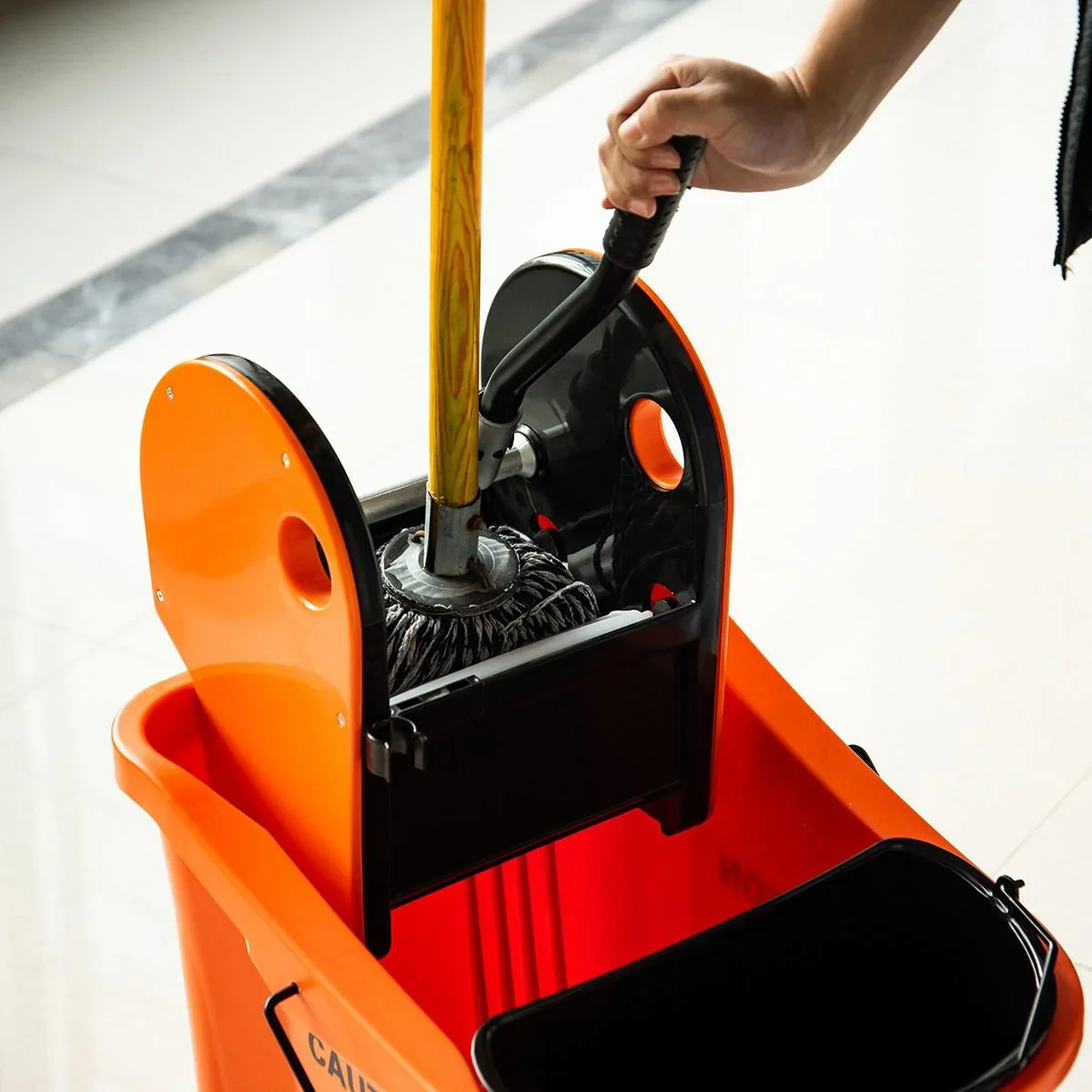 Putzwagen mit Auswringvorrichtung - 4