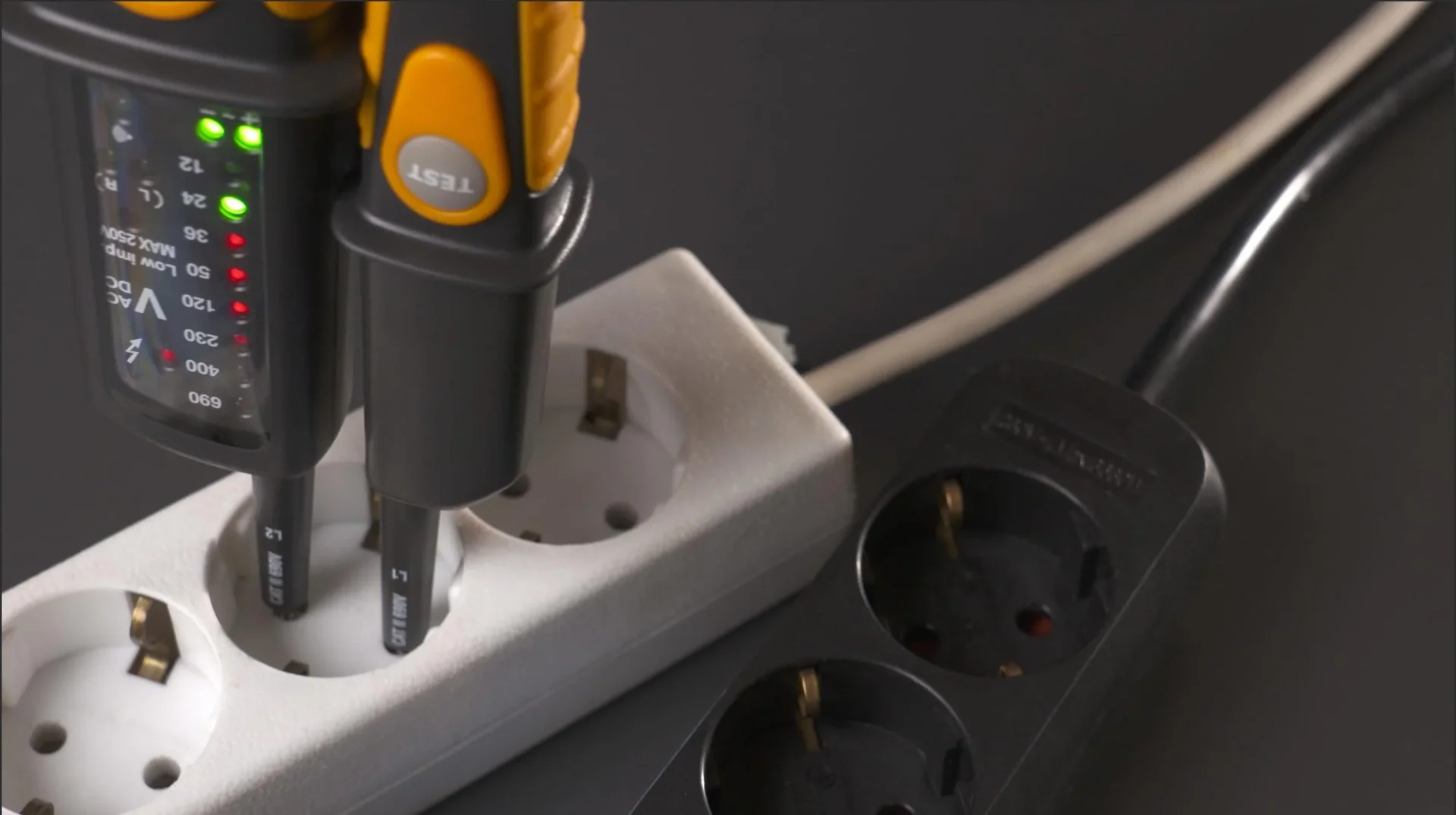 Spannungs- & Durchgangsprüfer 690V AC/DC mit LED- und Drehfeld-Anzeige - 3