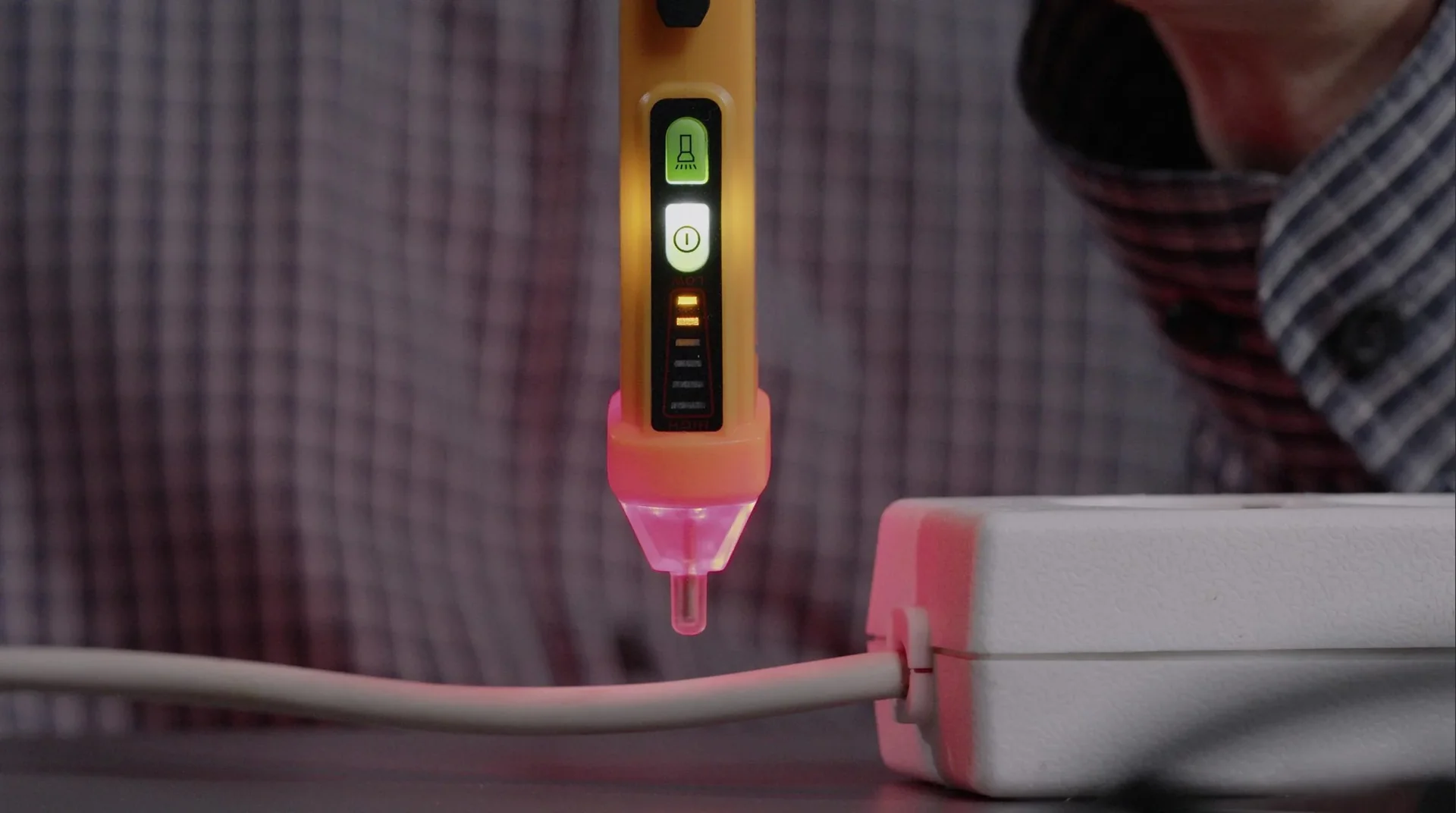 Voltfinder - kontaktloser Spannungsprüfer - 1