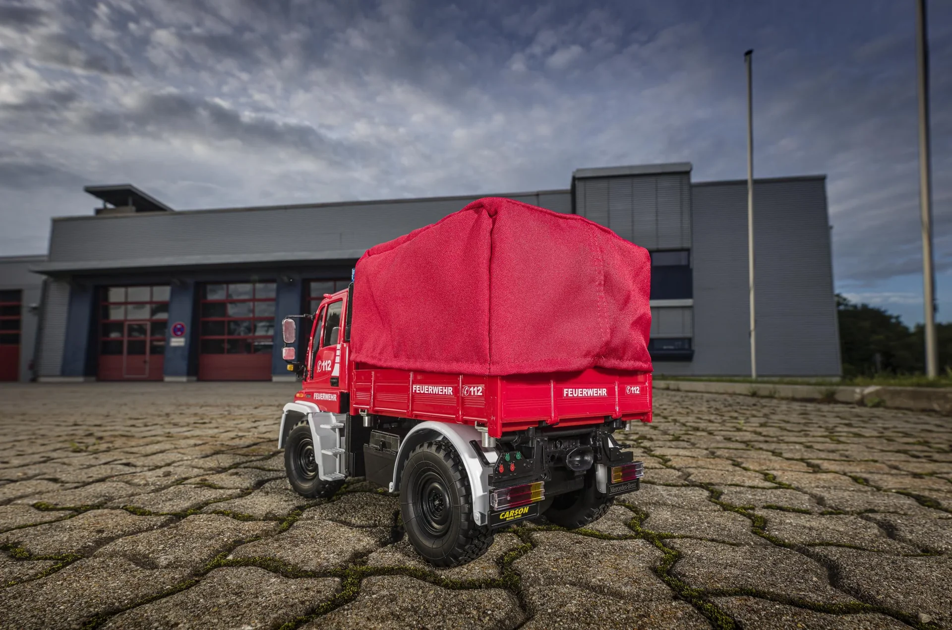 Feuerwehrwagen MB Unimog U300 2.4 G 100 % RTR 1:12 - 0