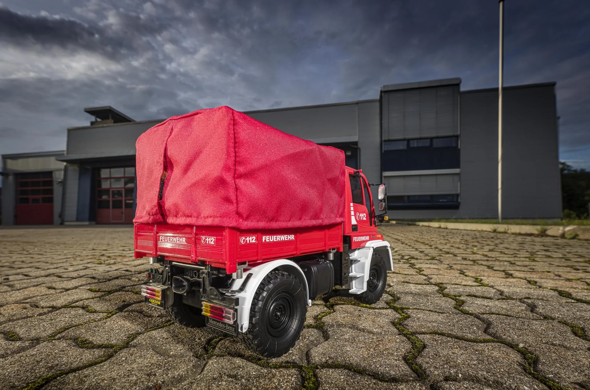 Feuerwehrwagen MB Unimog U300 2.4 G 100 % RTR 1:12 - 1