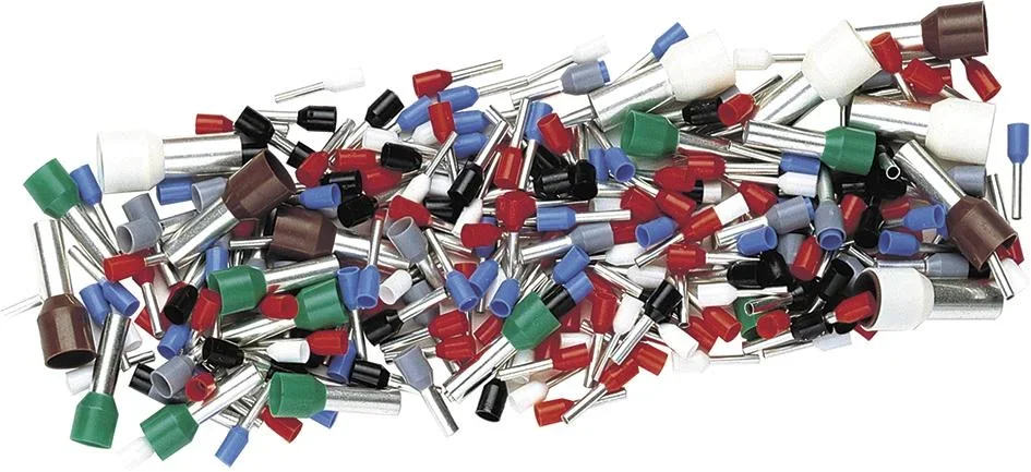 Aderendhülsen Sortiment isoliert mit Zange und Schraubendreher - 0