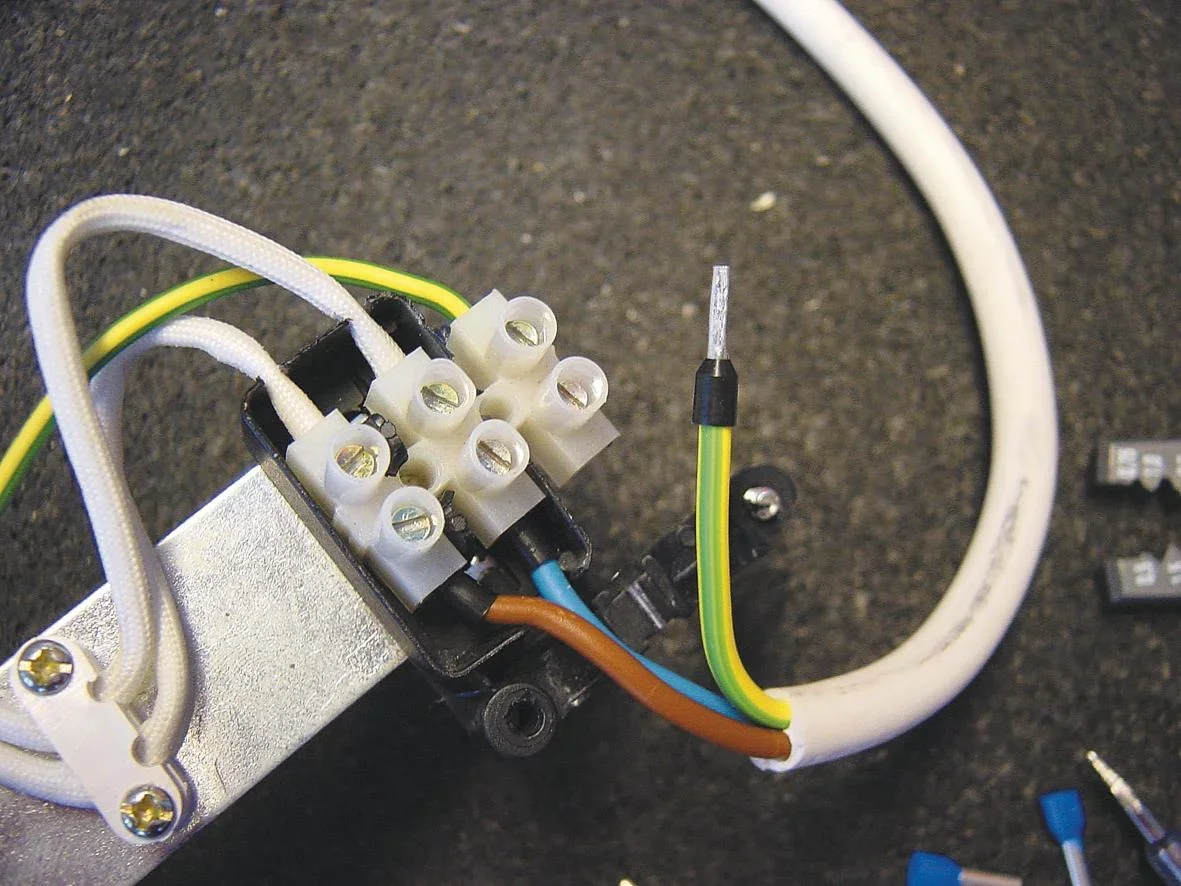 Aderendhülsen Sortiment isoliert mit Zange und Schraubendreher - 1