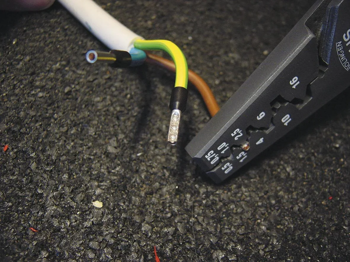 Aderendhülsen Sortiment isoliert mit Zange und Schraubendreher - 2