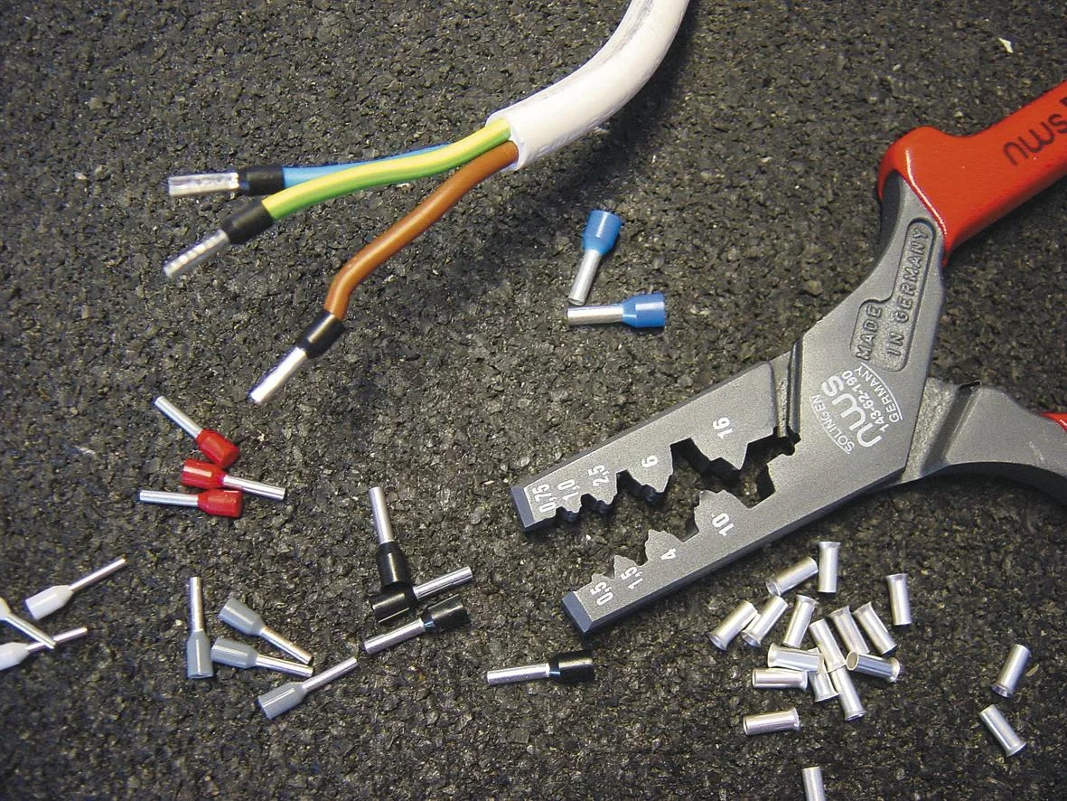 Aderendhülsen Sortiment isoliert mit Zange und Schraubendreher - 5