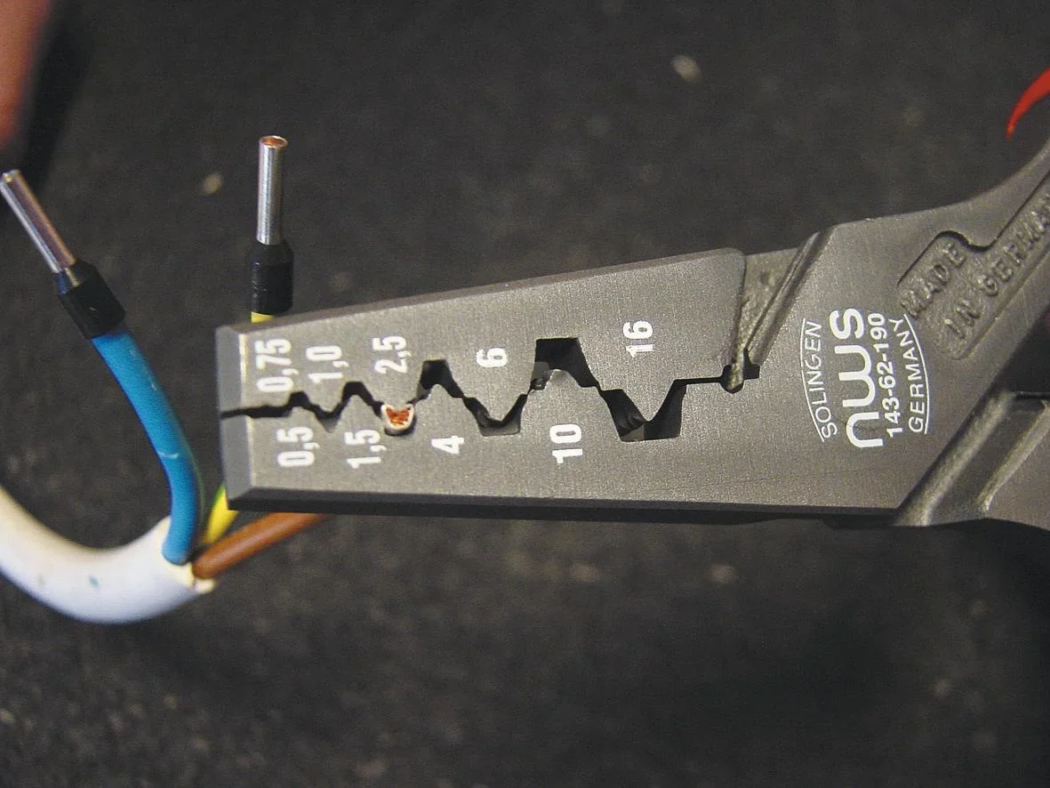 Aderendhülsen Sortiment isoliert mit Zange und Schraubendreher - 7