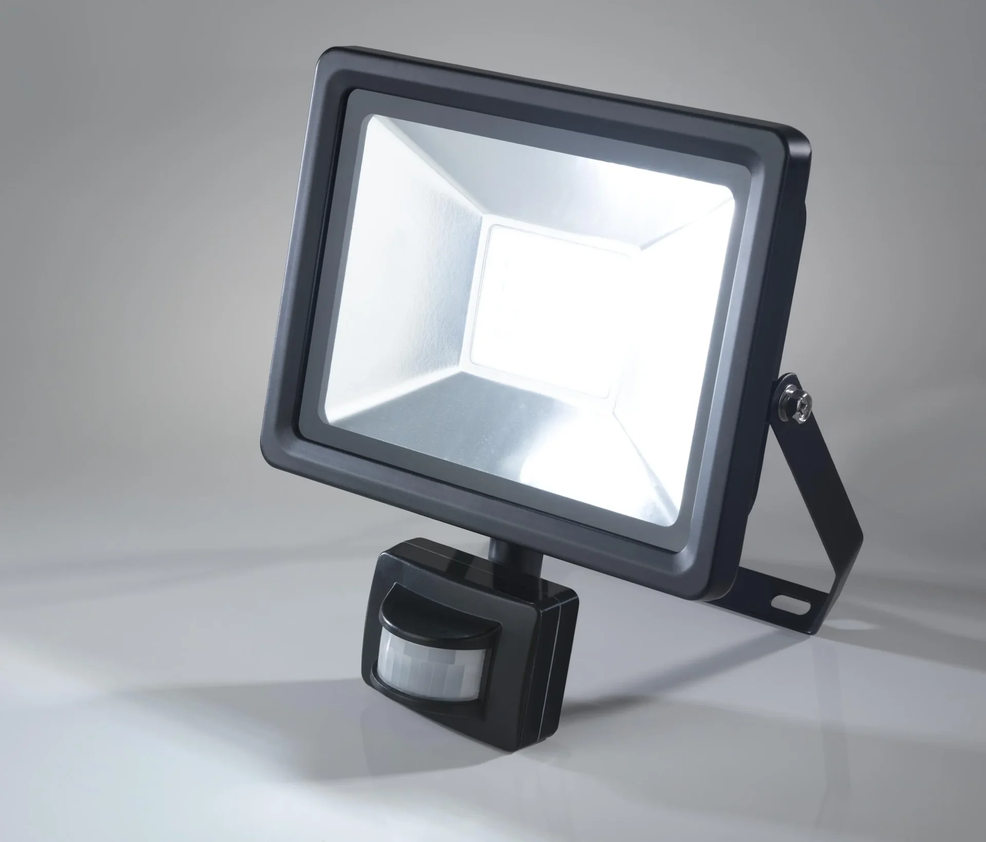 LED Fluter mit Bewegungsmelder, 30 Watt, 2400 Lumen, IP44 - 3