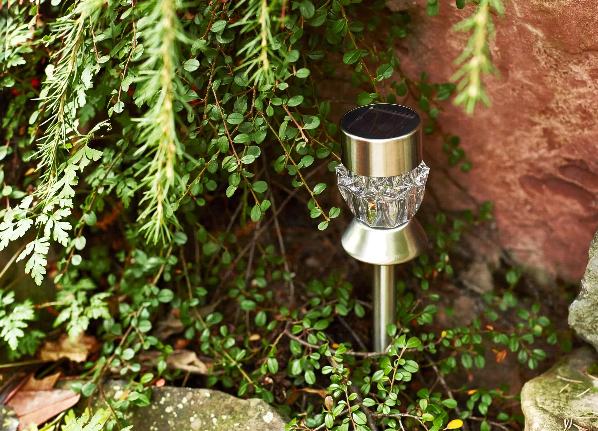 Solar LED Leuchte mit Erdspieß - 0