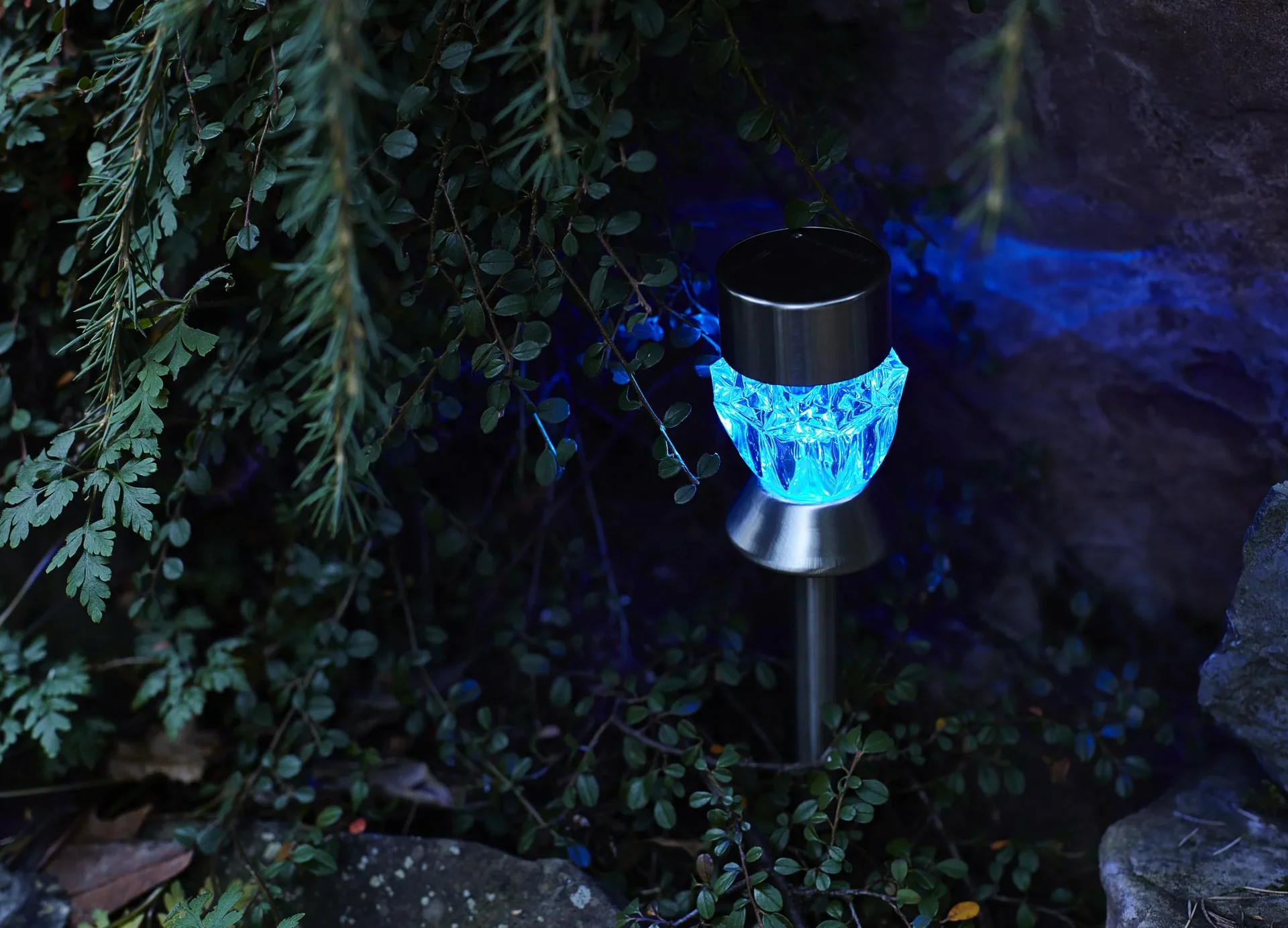 Solar LED Leuchte mit Erdspieß - 2