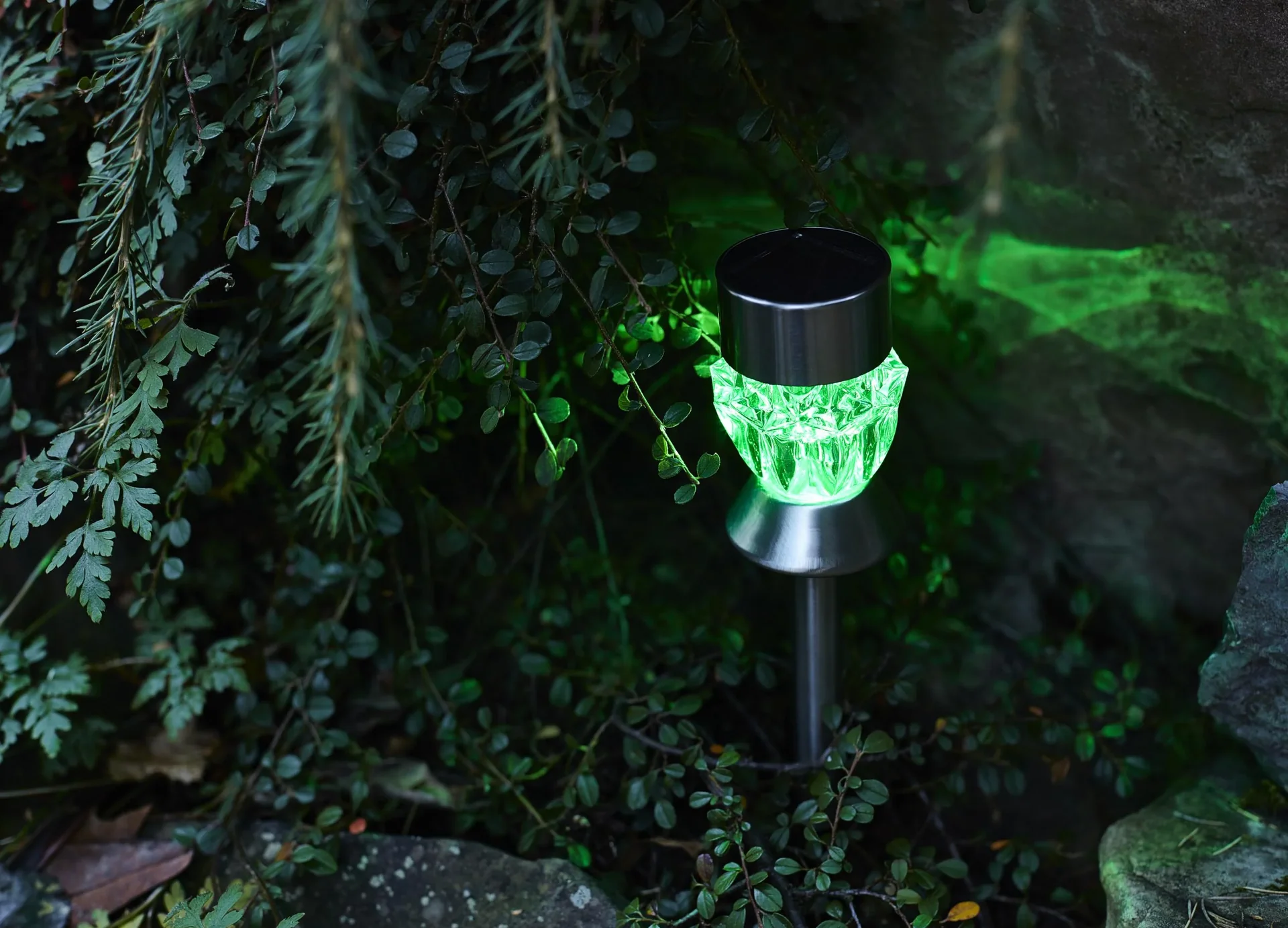 Solar LED Leuchte mit Erdspieß - 3