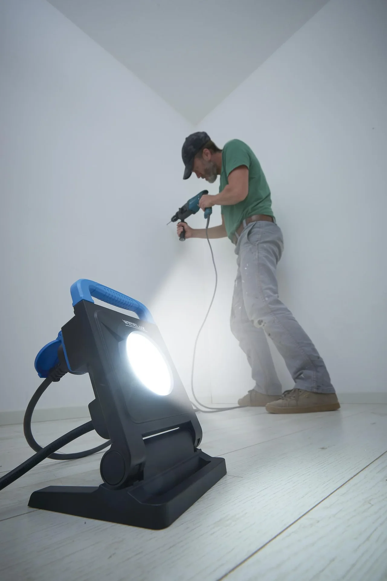 24 W LED Arbeitsleuchte mit 2 Steckdosen - 1