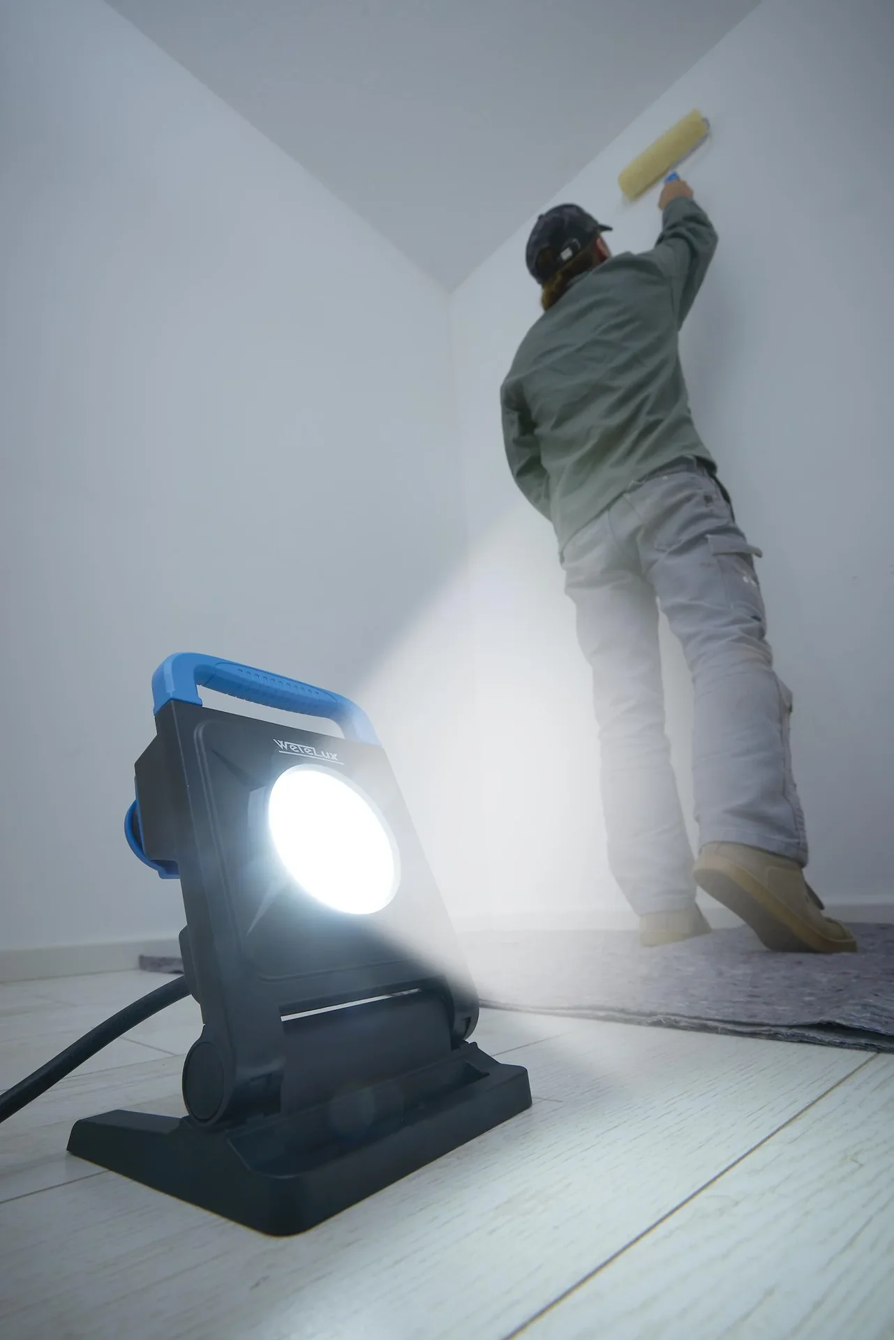 24 W LED Arbeitsleuchte mit 2 Steckdosen - 2