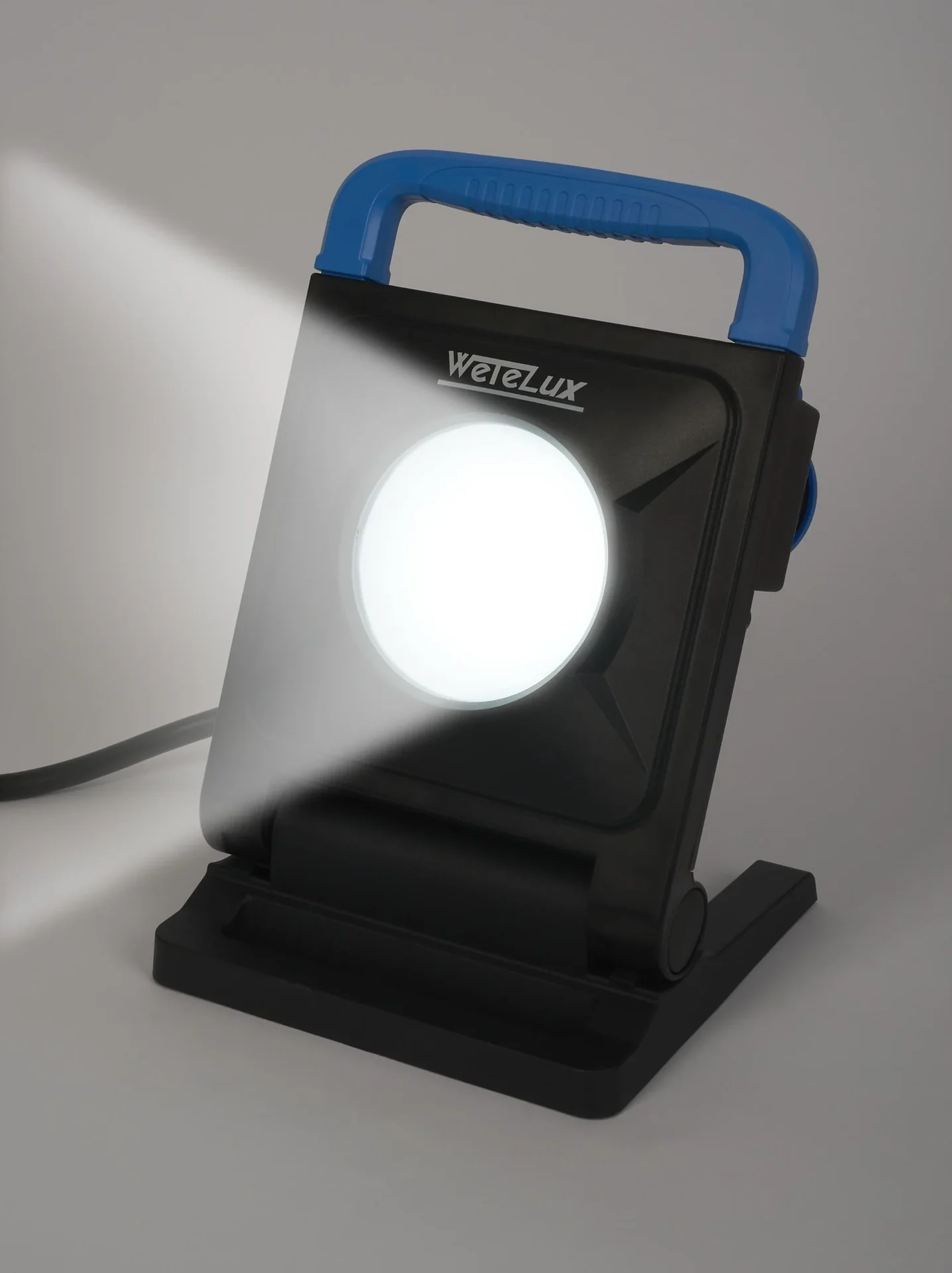 24 W LED Arbeitsleuchte mit 2 Steckdosen - 3