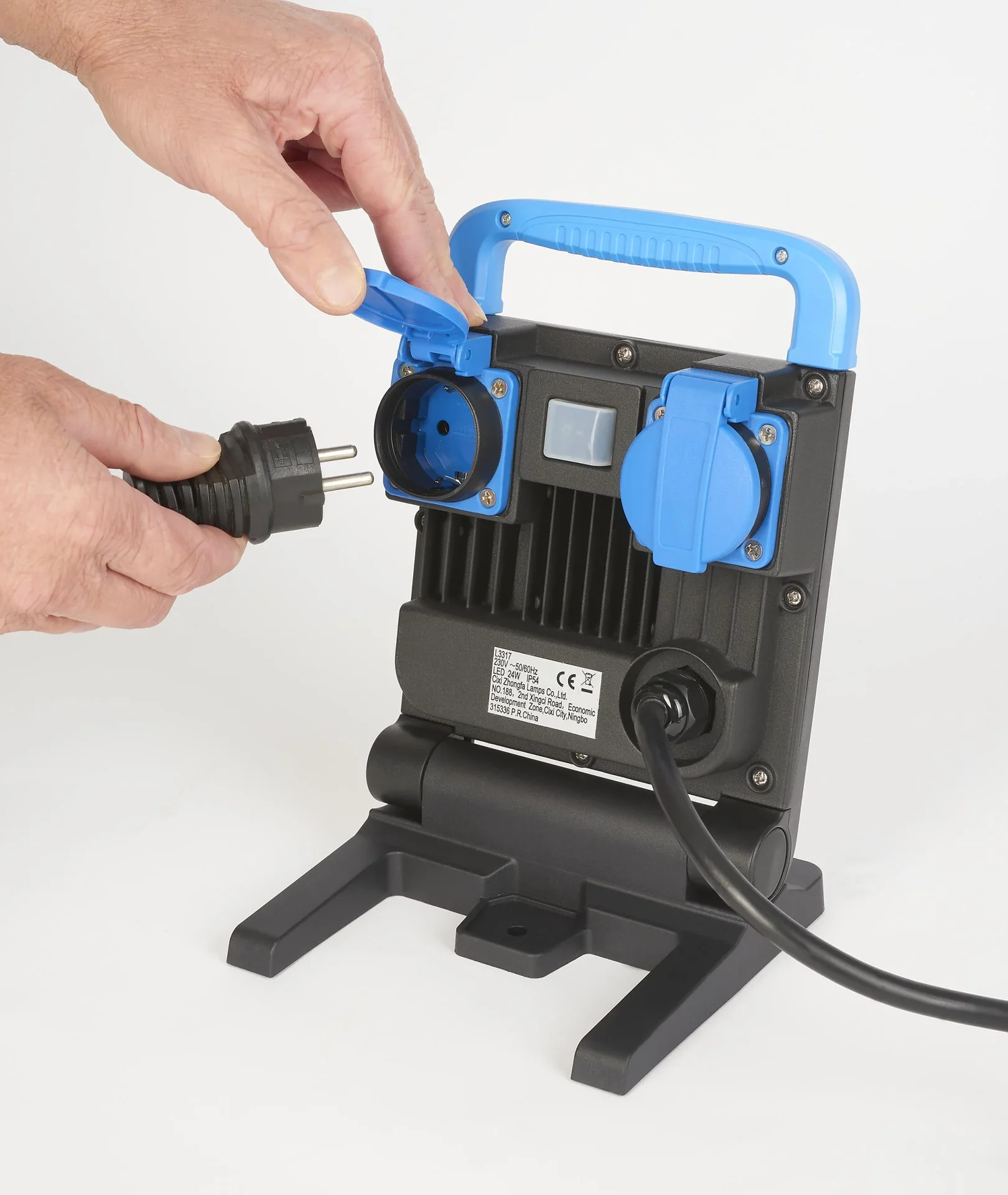 24 W LED Arbeitsleuchte mit 2 Steckdosen - 5