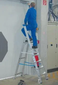 Alu Stufen Stehleiter mit 4 Stufen, Leiter fahrbar - 1