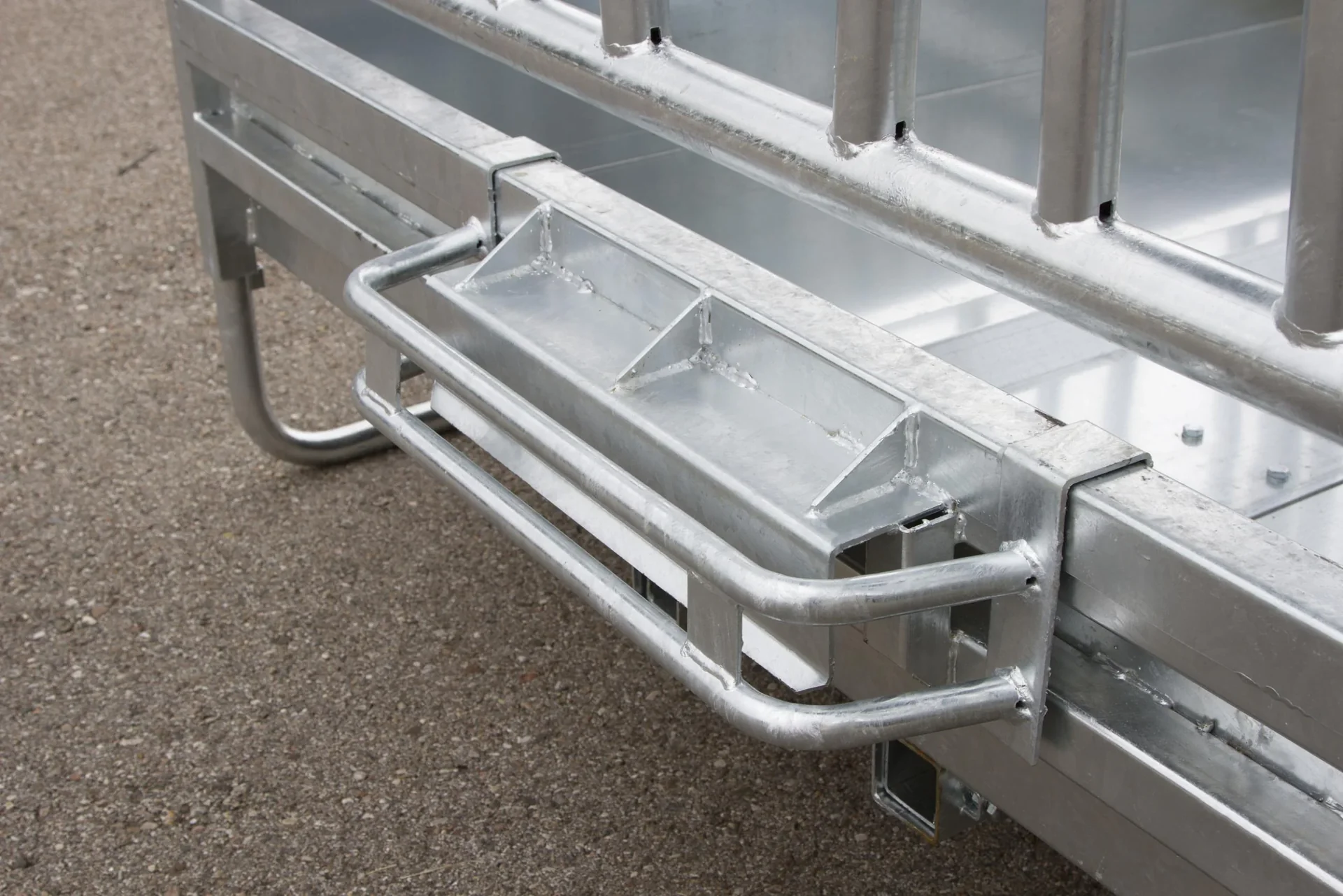 Viereckraufe mit Palisadenfressgitter, für Rinder und Pferde - 5