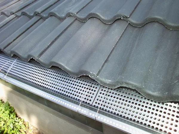 Edelstahl Dachrinnenschutz 6 Platten je 50 cm Länge/ 15 cm Tiefe - 1