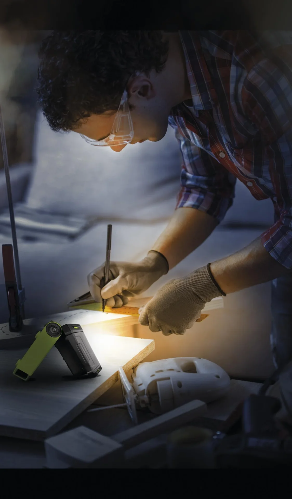 Kompakte Akku Arbeitsleuchte mit Magnethalterung - 1