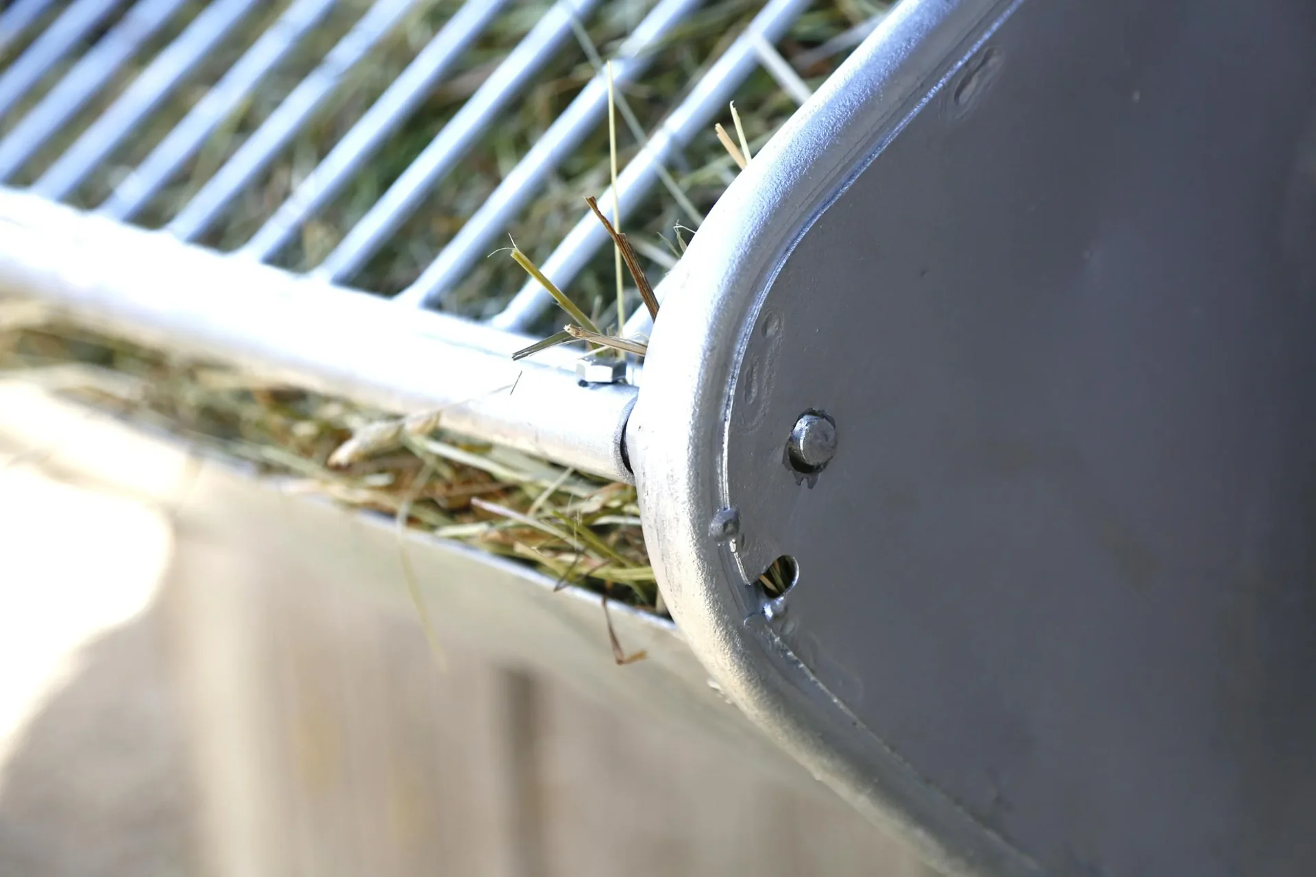 Heuraufe mit Futterspargitter - 2