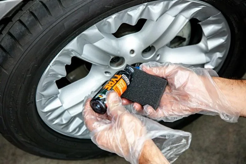 Schwarze Reifenfarbe 75 ml, inklusive 2 Spezialschwämme + 1 Paar Handschuhe - 1