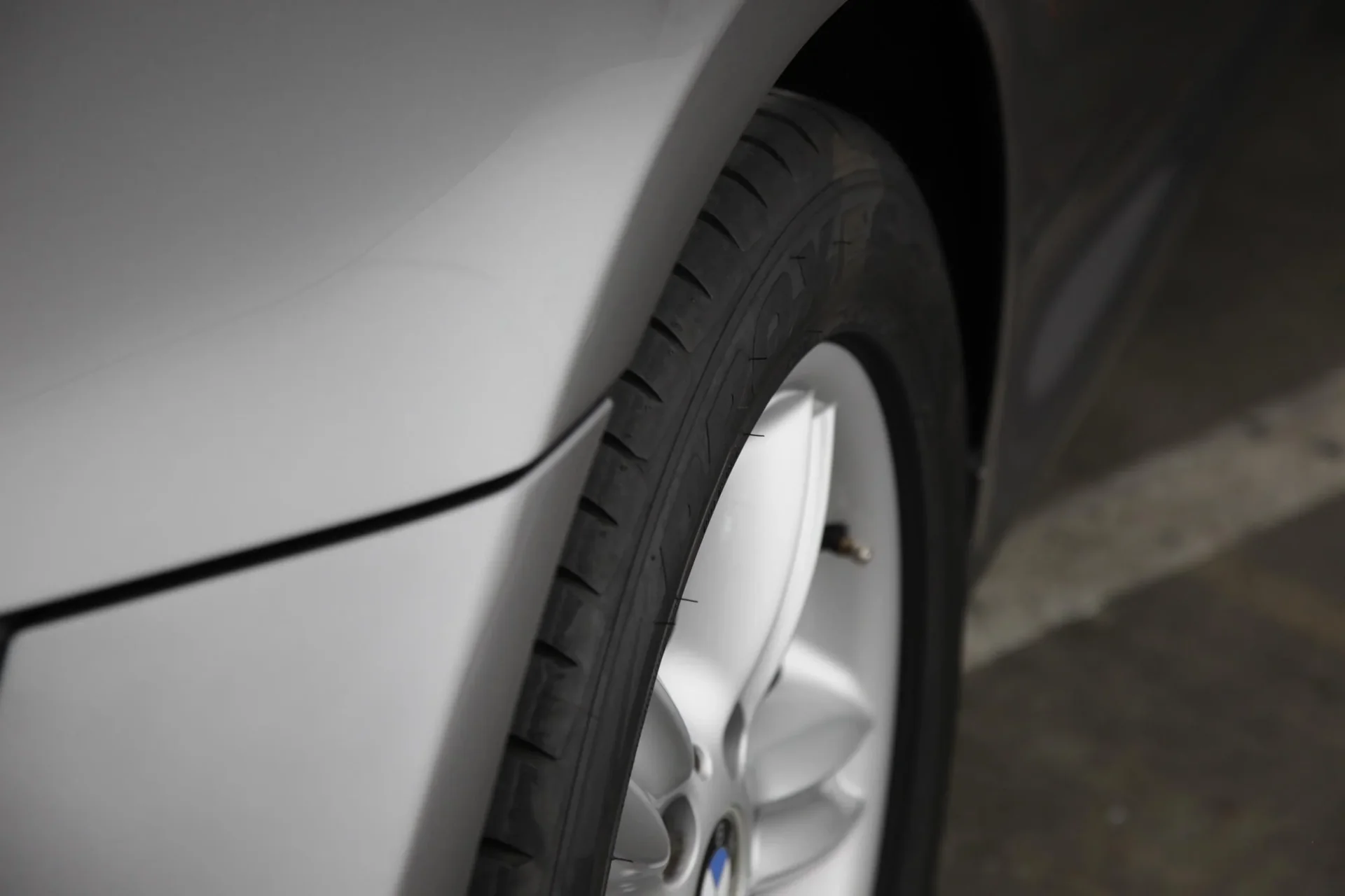 Schwarze Reifenfarbe 75 ml, inklusive 2 Spezialschwämme + 1 Paar Handschuhe - 3