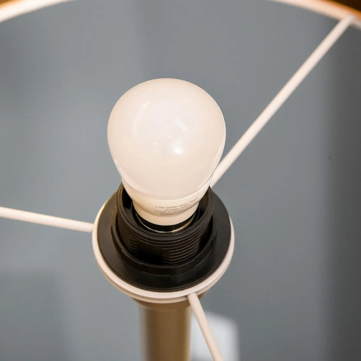 Stehleuchte mit Kunstleder-Schirm - 5