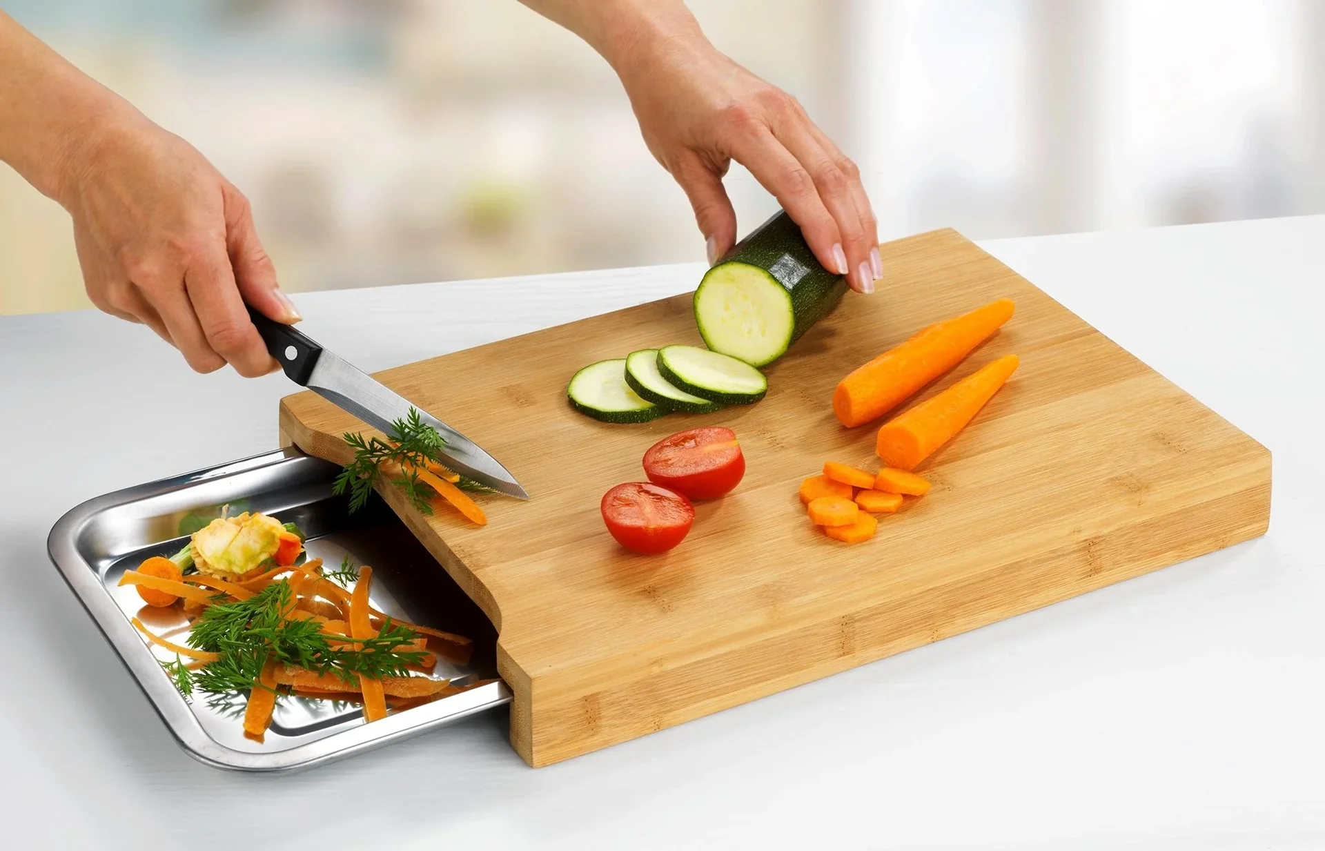 Bambus-Schneidbrett mit Edelstahl-Auffangschale - 1