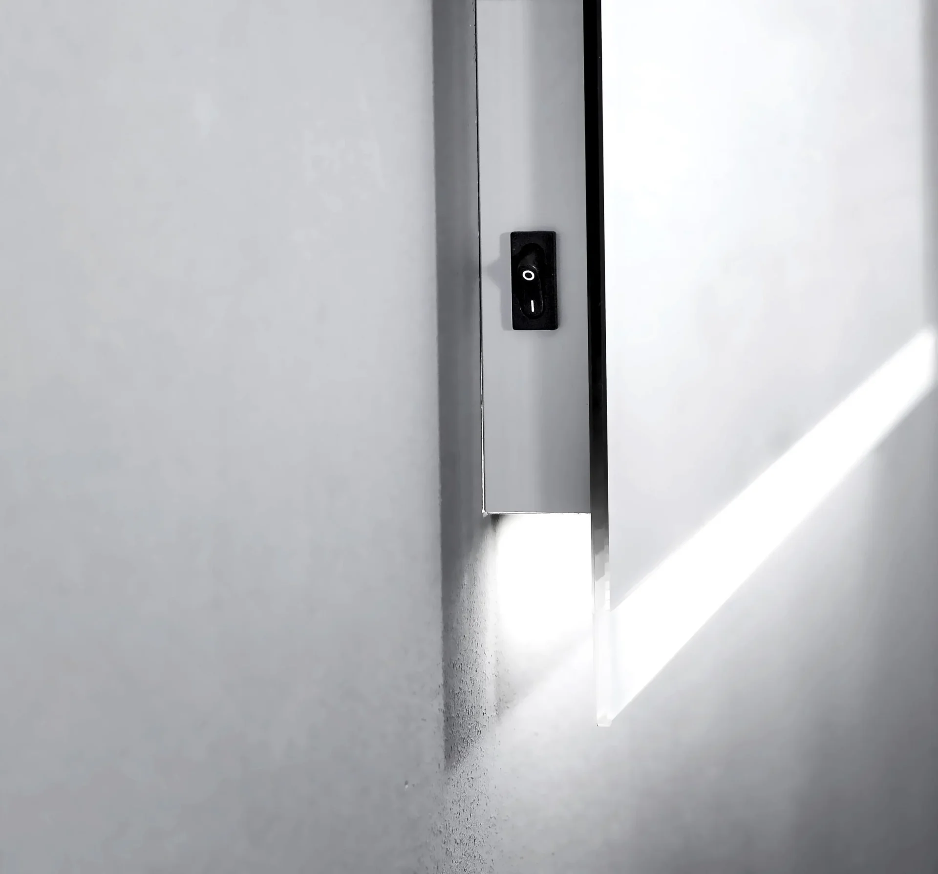 Badezimmerspiegel mit Beleuchtung, "Loft" - 50 x 70 cm - horizontale und vertikale Aufhängung - 4