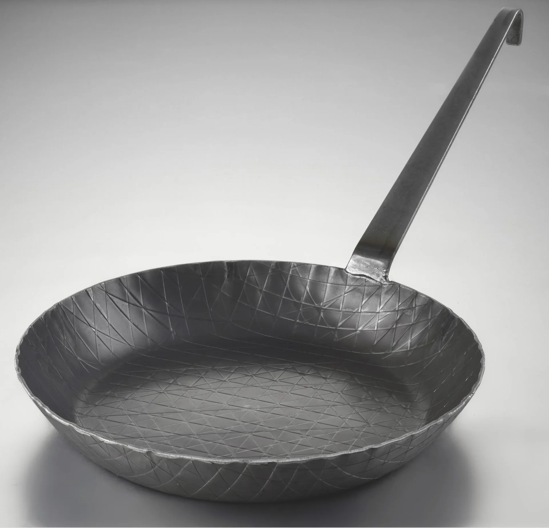 Schmiedeeiserne Bratpfanne, mit hohem Rand und Hakenstiel, Ø 24 x 4 cm - 3