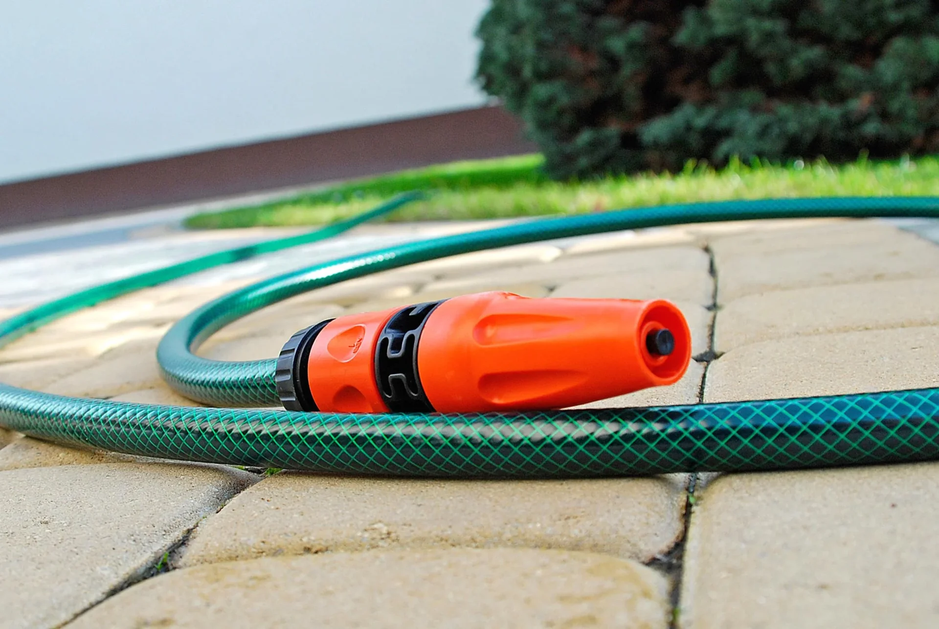 Set Akku-Regenfasspumpe, teleskopierbar, 12 Volt + Regentonnen-Netz 95 cm + Gartenschlauch-Set „Economic ½“, 20 Meter - 10