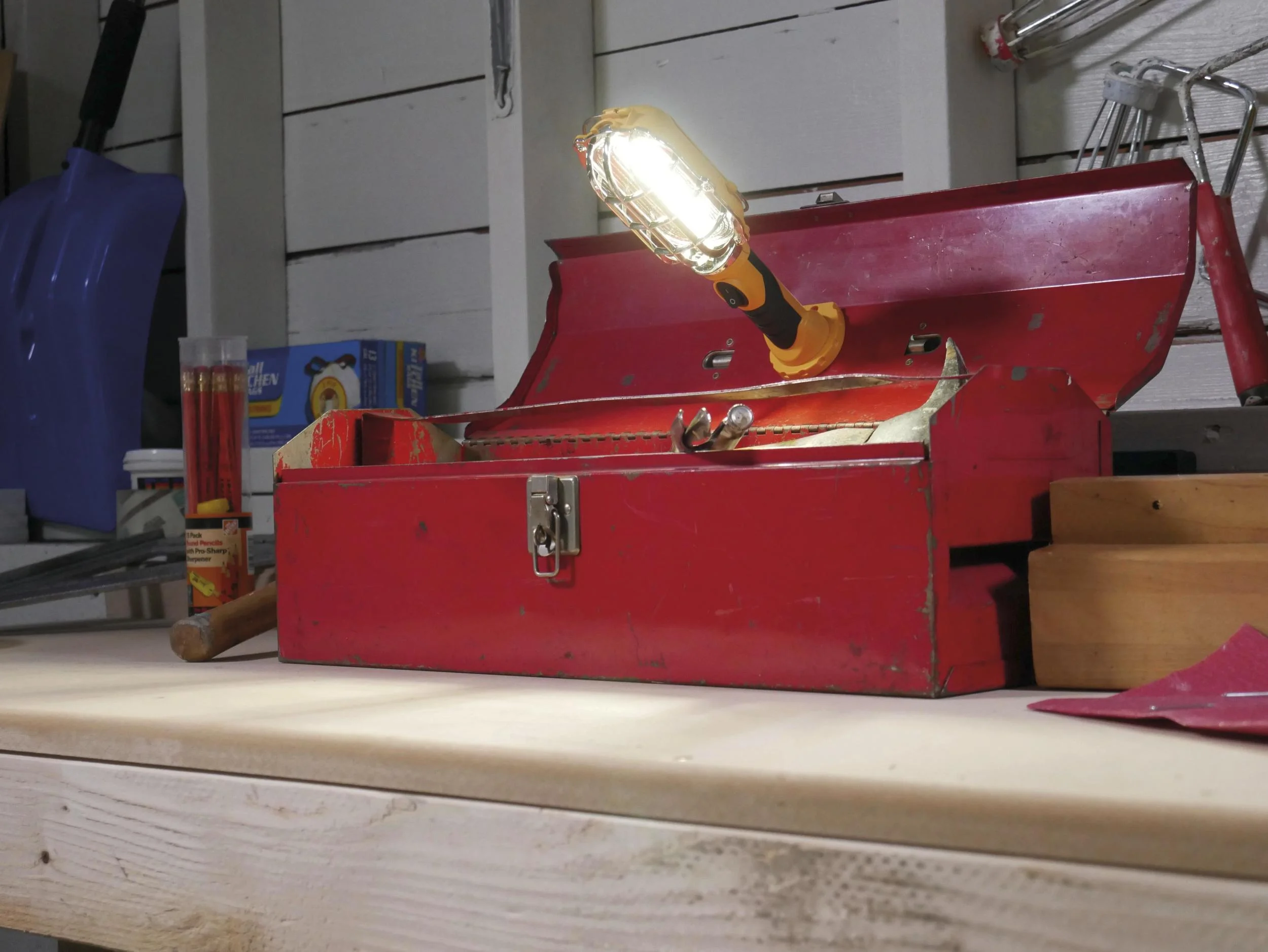 Ultrahelle Allzweckleuchte mit magnetischem Standfuß - 3