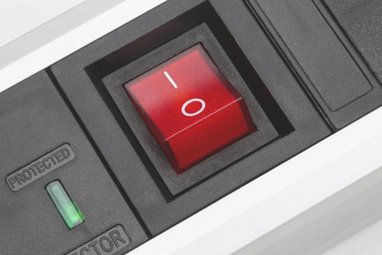 10-fach Aluminium-Steckdosenleiste mit Überspannungsschutz und Schalter - 0