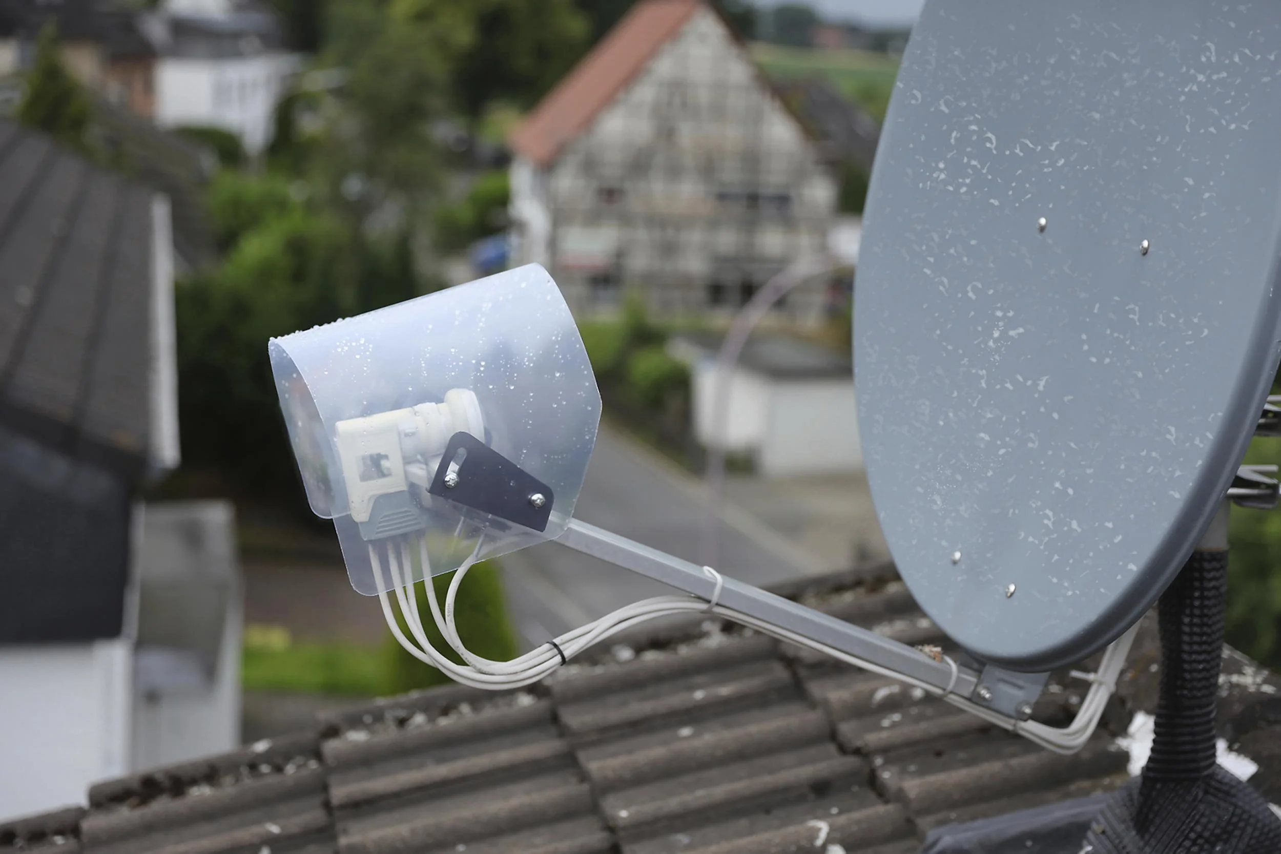 Regen- und UV-Schutz für LNBs von SAT-Anlagen - 1