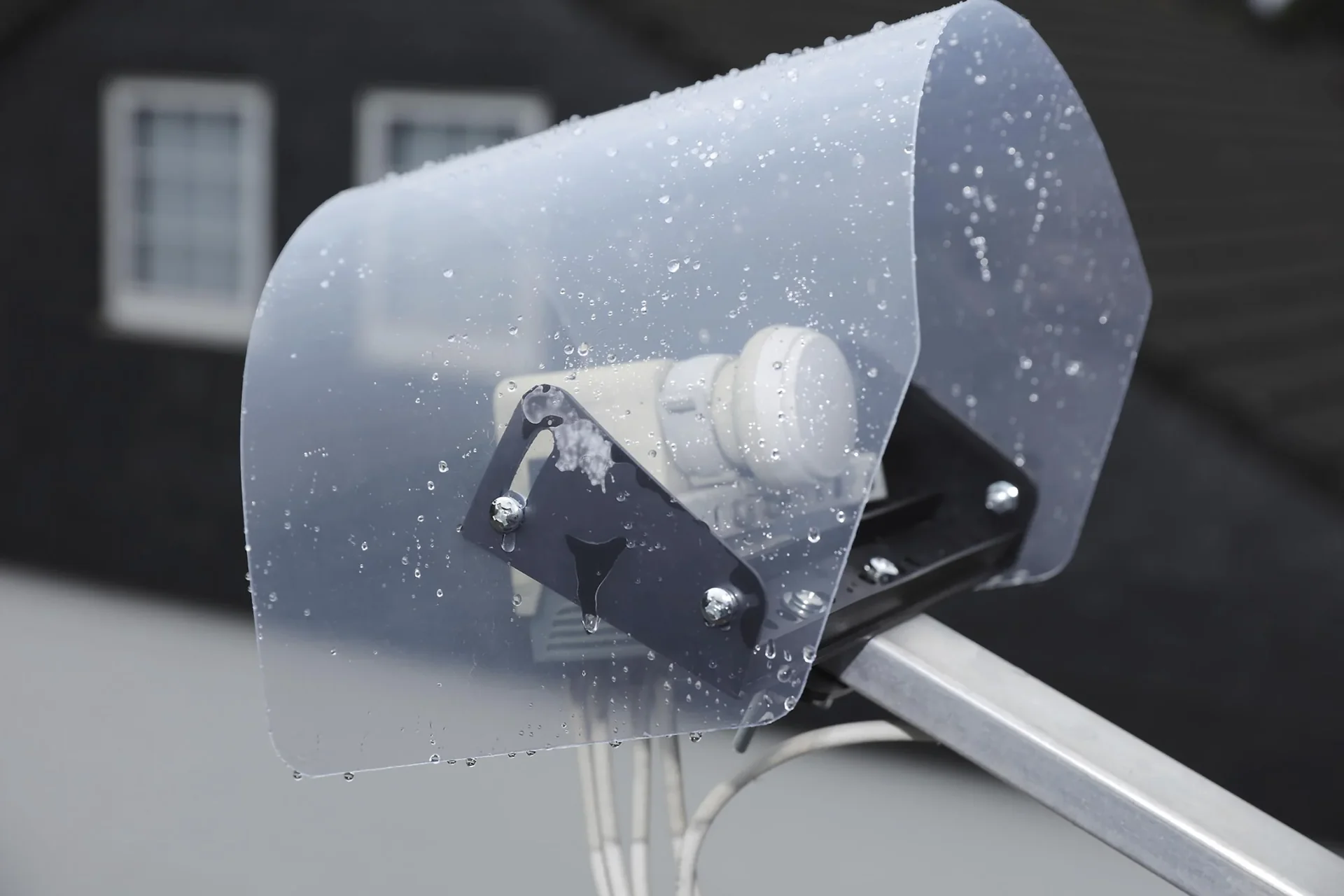 Regen- und UV-Schutz für LNBs von SAT-Anlagen - 2