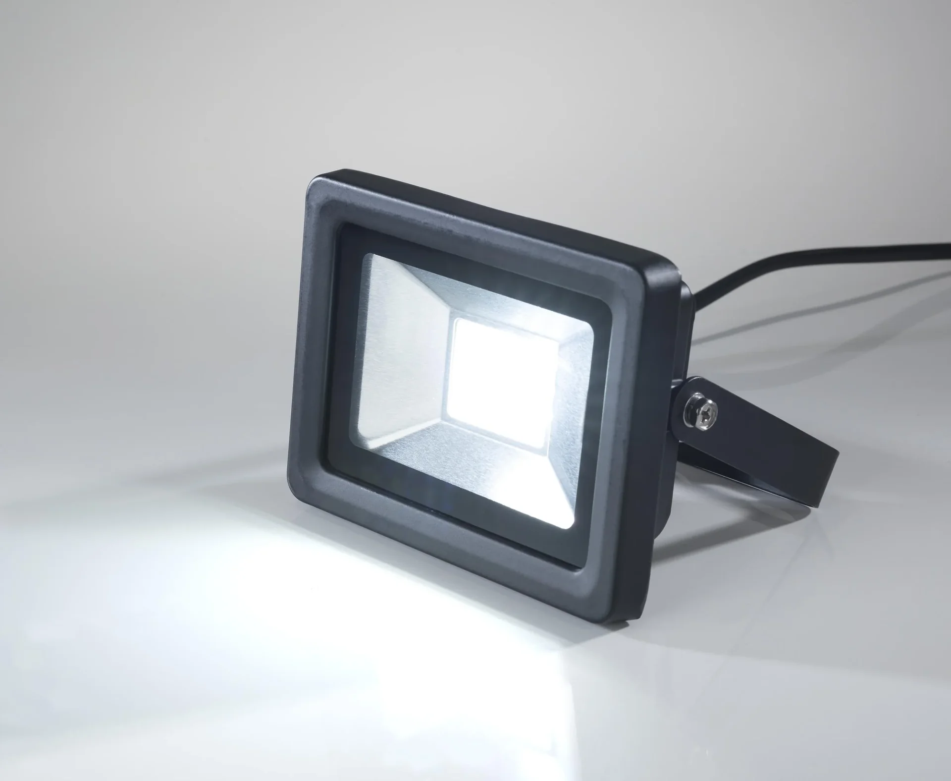 LED Fluter mit Bewegungsmelder, 10 Watt, 800 Lumen, IP44 - 3