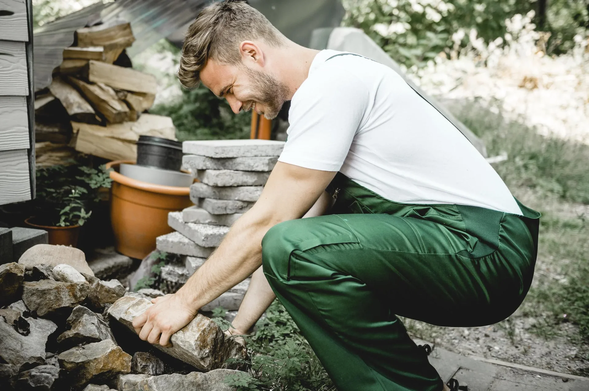 Latzhose mit seitlichen Dehnzonen, Farbe grün, Gr.46 - 0